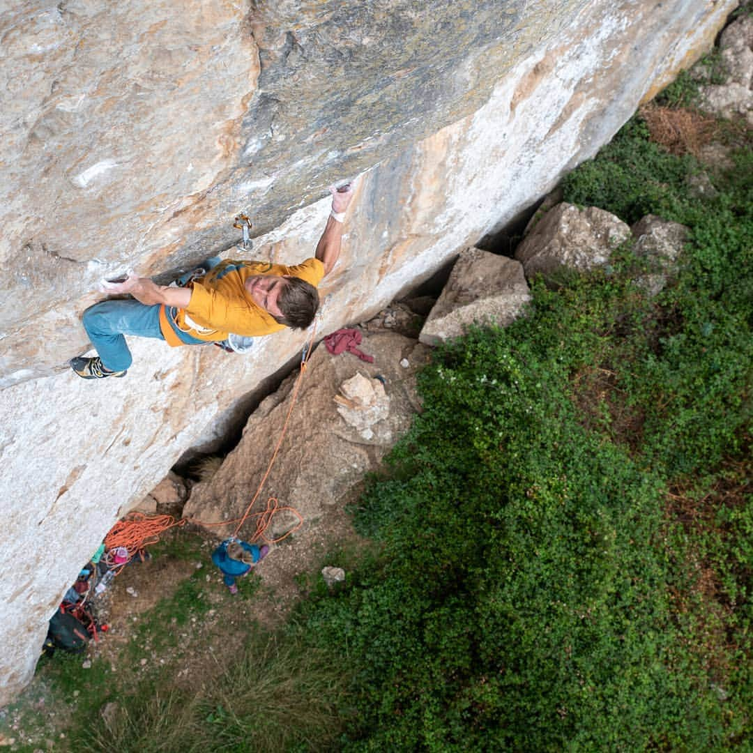 ヨルグ・バーホーベンさんのインスタグラム写真 - (ヨルグ・バーホーベンInstagram)「Sometimes a story makes you realize the  true importance of climbing.   During a visit to Sardinia, we met local strongman @klaas_willems, who recommended one of his hardest routes 'Still Alive', a masterpiece of a route. Over time we noticed his strong cough, and he explained he suffers from CF, a nowadays uncureable lung disease. He shared with us the story behind the route:  "Several years back I starting bolting in Ulassai, one of the main areas on Sardinia. I put some bolts on this great looking line, but didn't finish my work, and soon after was diagnosed with cancer. After treatment, the doctors said I will never be able to climb as hard in the future. Some time later I returned and finished bolting the same route, and was determined to climb it. Eventually, I succeeded, and my hardest route was born: 'Still Alive', 8c, one grade hardest than I had previously climbed!"  It's stories like this that make you realize  what the actual worth of our sport is, way beyond whatever we usually think it is, and waaay beyond grading discussion, climbing polemics and whatever we meet these days on the gram 😅 Sounds a bit dull, but thanks Klaas, for waking me up! • Photos by @jan_novak_photography and @tobias_lanzanasto」10月23日 0時22分 - jorgverhoeven