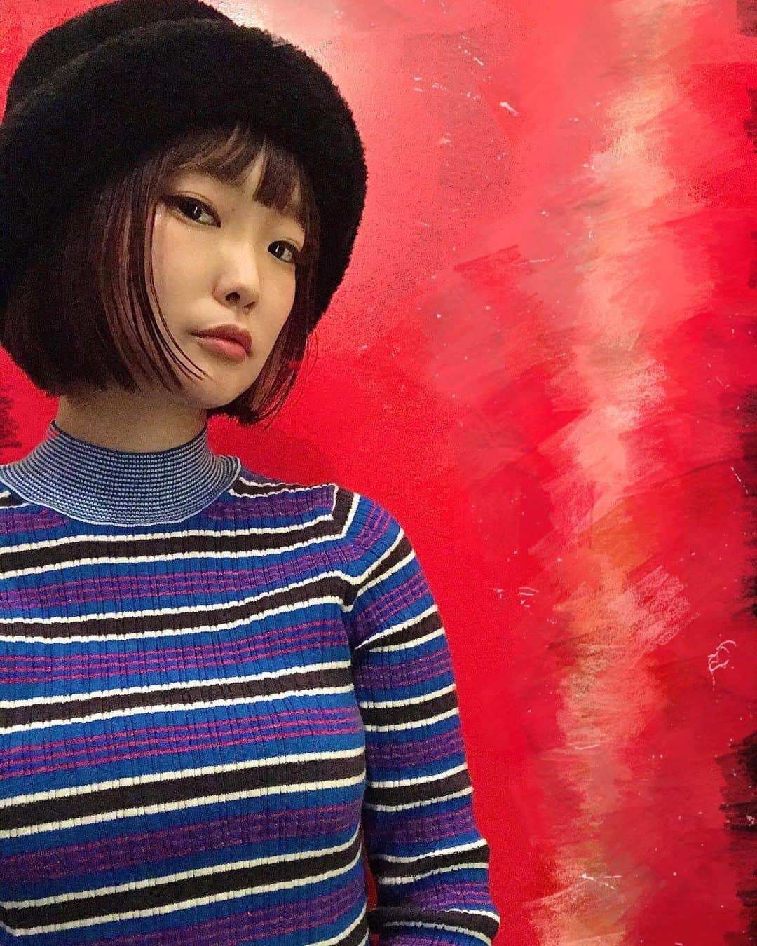 のインスタグラム：「Jamiroquai みたいね、っていわれるぼうし☺︎ . . 4.5年振りに、ぴんくボブ復活してみた。 もちろんヘアは @abbeyken ちゃんにお願いしました🥺 . . 今日はスタジオで @makotokingston さんと新曲の調整…仕上がりが見えてきたなぁとワクワクしてきたよ。 . . 寒くなってきた空気にぴったりだと思うんだ。 . . #themetheme #iPhone7内カメの画質限界 #実はマツエクもバーガンディ #kaedeまつげ #ちょりのおかげでメイクがだいぶ大人ナチュラルになりましたね」