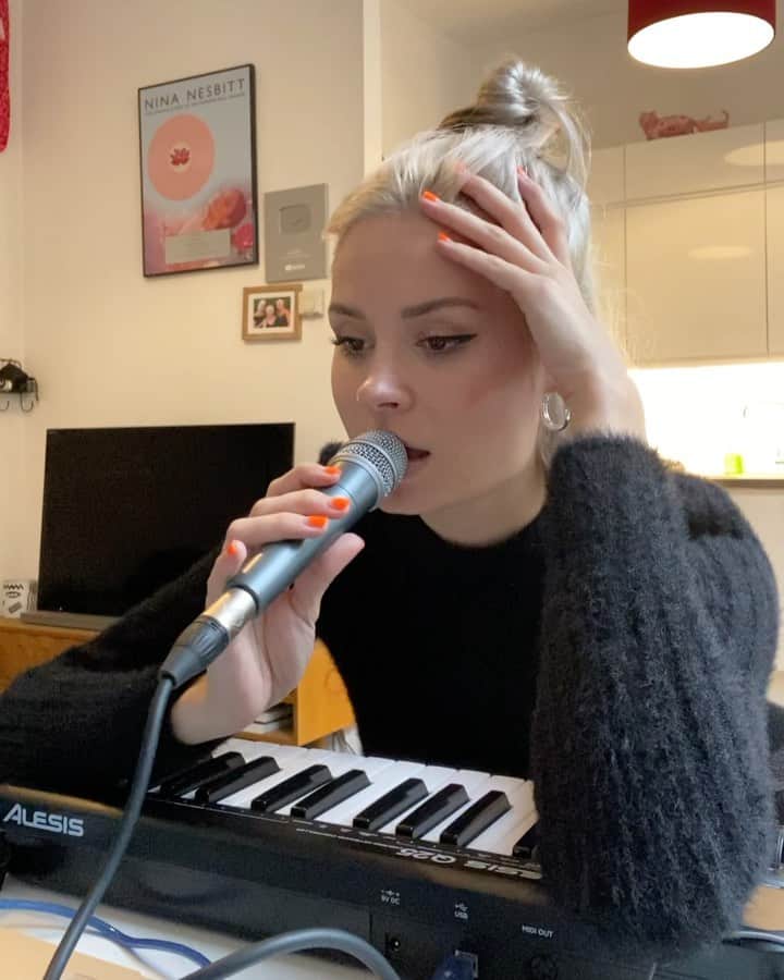 ニーナ・ネスビットのインスタグラム：「been putting my poems to music today 🤓 p.s I know my picture frame arrangement is very bad」