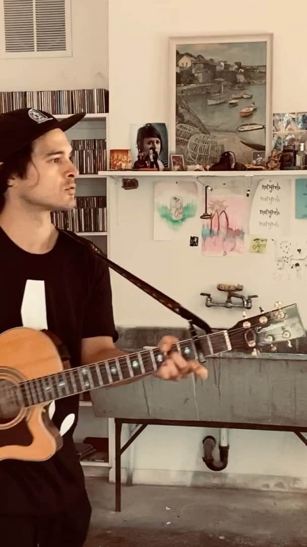 マイケル・マラーキーのインスタグラム：「Join me on my twitch channel for a live acoustic set on Oct 30th (NEXT FRIDAY at NOON eastern! My latest single Green Light and b-side The Hero Shot will also be dropping that day on streaming services everywhere x」