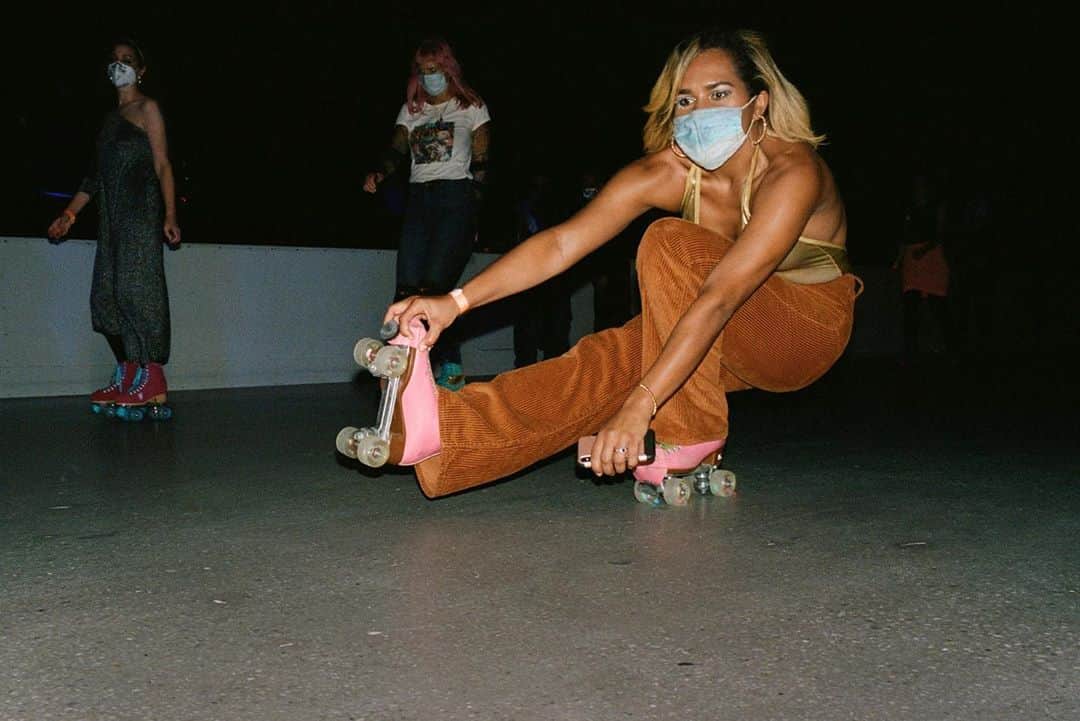 Vogueさんのインスタグラム写真 - (VogueInstagram)「At Dreamland (@dreamlandroller), a weekly Friday night roller dance party held at the outdoor skating rink in Brooklyn’s Prospect Park, festive costumes were suggested and masks were mandatory. It's a tiny price of entry to join a subculture whose endemic joy and freedom are the very antithesis of life in lockdown.   Tap the link in our bio for a look at why viral roller-skating routines are the feel-good workout we need right now. Photographed by @arnold_daniel」10月23日 0時40分 - voguemagazine