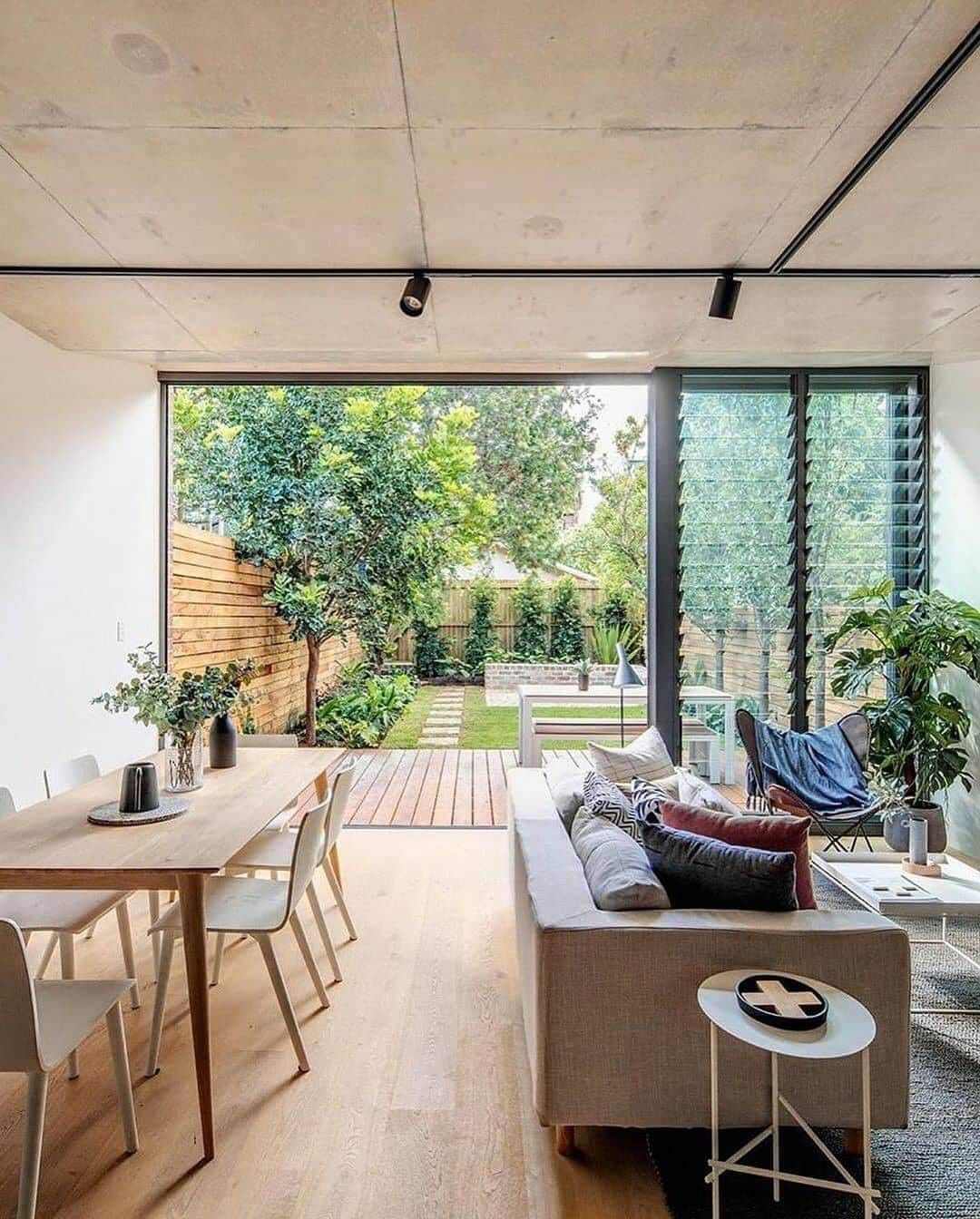 Architecture - Housesさんのインスタグラム写真 - (Architecture - HousesInstagram)「⁣ 𝐁𝐚𝐥𝐦𝐚𝐢𝐧 𝐒𝐞𝐦𝐢 ↓↓.⁣ A home with soul.⁣ A home with magic.⁣ A home to discover.⁣ Swipe left to do it!😉⁣ ___⁣ 📐@coaparchitects⁣ 📍Balmain, #Australia⁣ #archidesignhome⁣」10月23日 0時40分 - _archidesignhome_
