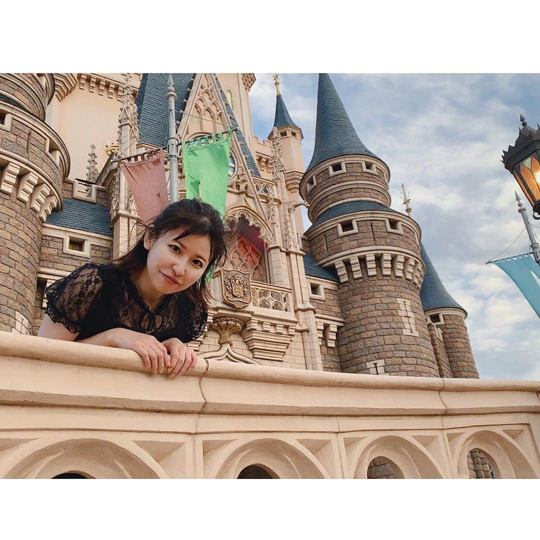 上村彩子のインスタグラム：「ディズニー写真その2！ . この日朝から大雨が降ったり、曇りや晴れたり、強風だったり お天気がすごい慌ただしい日でした笑 . シンデレラ城から見える景色が素敵すぎて😍 ゲスト数が少ないからこその景色かもしれない…！ 新たなディズニーに出会えた気持ちでした✨ . 食べ歩きはほぼ出来なくなっていた分 ゆっくりご飯を楽しみながら アトラクションも乗れて 短時間でも満足度高でした💓 . でも久しぶりに乗ったスペースマウンテンで まさかの気持ち悪くなるという無念…… マジかよ…三半規管ちゃん…信じたくないよ… と思いながらと、抵抗するために ビックサンダーマウンテンも スプラッシュマウンテンも乗りました笑 #TDL#ディズニーランド#ディズニーリゾート」