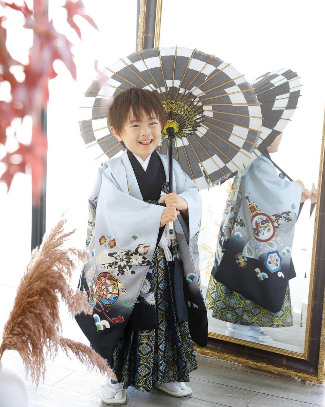 田中涼子のインスタグラム：「#七五三撮影 ﻿ ﻿ お兄ちゃんは終始ニコニコだったけど﻿ 娘は雰囲気にビックリして私から離れられず﻿ 1番良くて真顔😐でした!笑﻿ ﻿ 家族写真なのに怯え顔﻿ それはそれで今の娘らしくて良いかな🤣﻿ ﻿ 友達に紹介してもらったフォトスタジオがとても良かった💓﻿ 子どもへの対応が丁寧で優しくて感謝💓﻿ データだけと思ってたけど写真集も注文しちゃった☺️﻿ ﻿ #スタジオ4C﻿ #1歳と3歳﻿ #七五三前撮り」