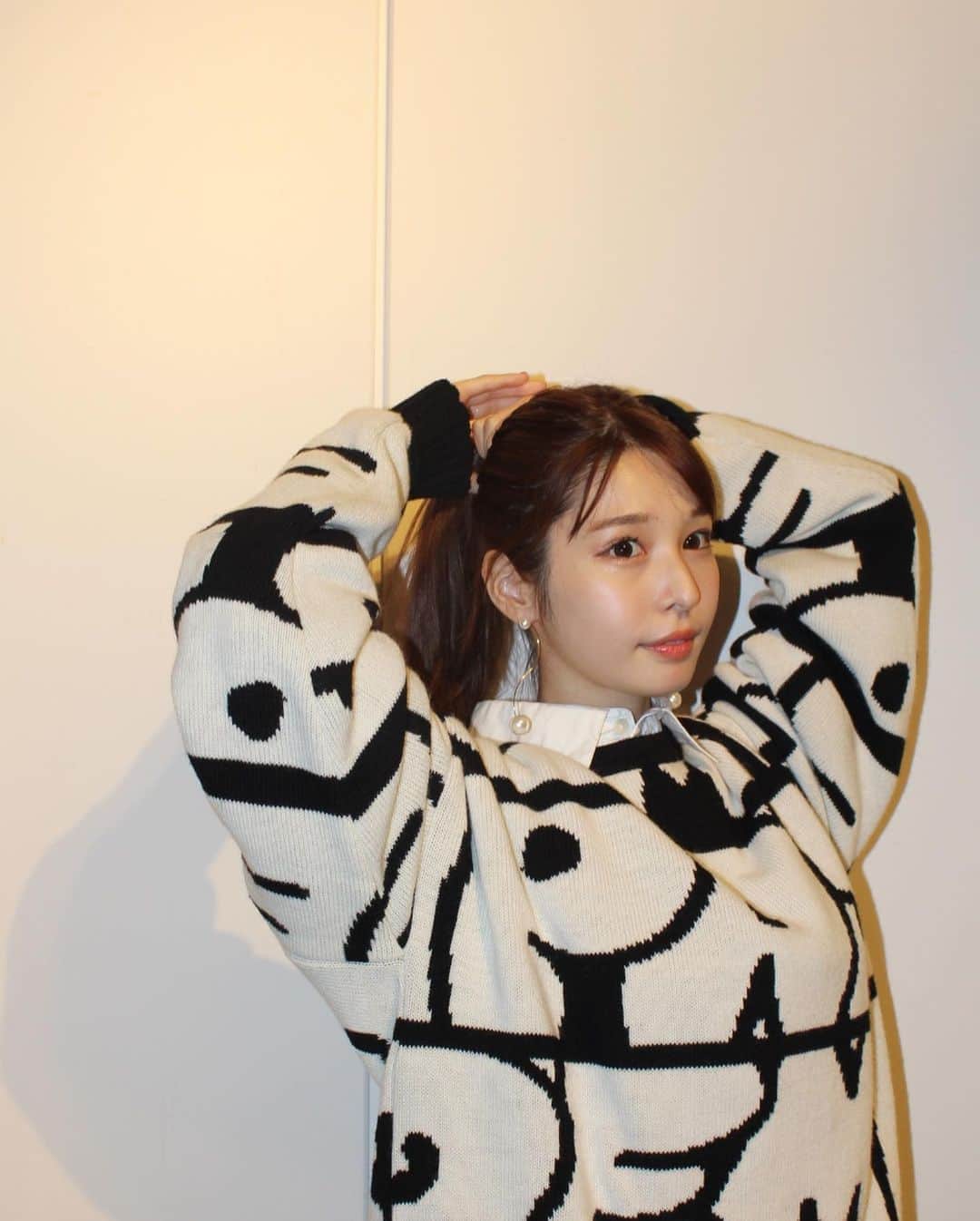 伊藤朱里のインスタグラム：「@beyondcool 様の御協賛で @14.showroom 様にSHOWROOMをお借りしました！ 秋のデートコーデ！ということで No1のゆうかと、No4のなおとコーデ対決をしました❗ 結果は27日に公式snsより公開されます！  メンズのニットにベロア生地の緑のスカートを合わせて秋っぽくしてみましたー( ᐡ｡• ·̫ •｡ᐡ )♡ 男性はゆるいニットが好きだと勝手におもってます( ´ • ·̫ • ` )笑  シャツ　　♥#LalliaMu ニット　　♥#PASDEMER スカート　♥#BRISEMY シューズ　♥#APPROACH」