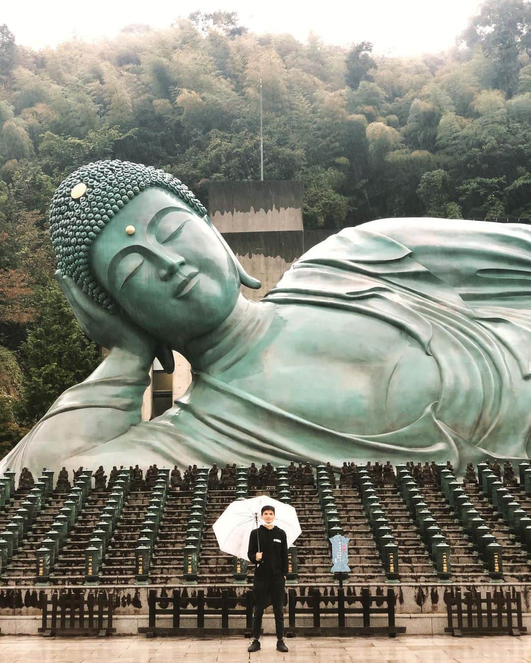 尚玄さんのインスタグラム写真 - (尚玄Instagram)「雨のため撮影が明日になったので、博多から少し足を伸ばして #南蔵院 へ。世界最大のブロンズ製の #涅槃像 は圧巻だったけど、それ以上に心惹かれる見所がたくさんあった。雨でずぶ濡れになったけど、霧がかった山々がとても神々しかった。 The shooting in #Fukuoka was postponed until tomorrow due to rain. I visited the biggest bronze #RecliningBuddha in the world instead.  #Travel #Japan #Sacred #Place #GensanPunch #義足のボクサー」10月23日 0時54分 - shogenism