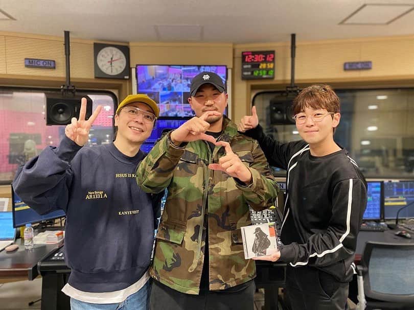 のインスタグラム：「광동은 아니었지만 오랜만에 너무 좋은 시간이었다~❤️ 나에게 좋은 에너지를 준 만큼 둘 다 항상 행복하길! ✌🏻 Posted • @dindin_musichigh #딘뮤하  오늘 너무 너무웃겨서 눈물까지 🤣 스브스 & 방송관계자분들  던밀스‼️‼️‼️ 보고 계시죠??  지켜만 보지 마시고 꼭 연락주세요 !!  그리고 넉살 신곡 #AKIRA 많이 들어주세요 😁  #딘딘의뮤직하이 #뮤직하이  #딘딘 #넉살 #던밀스」