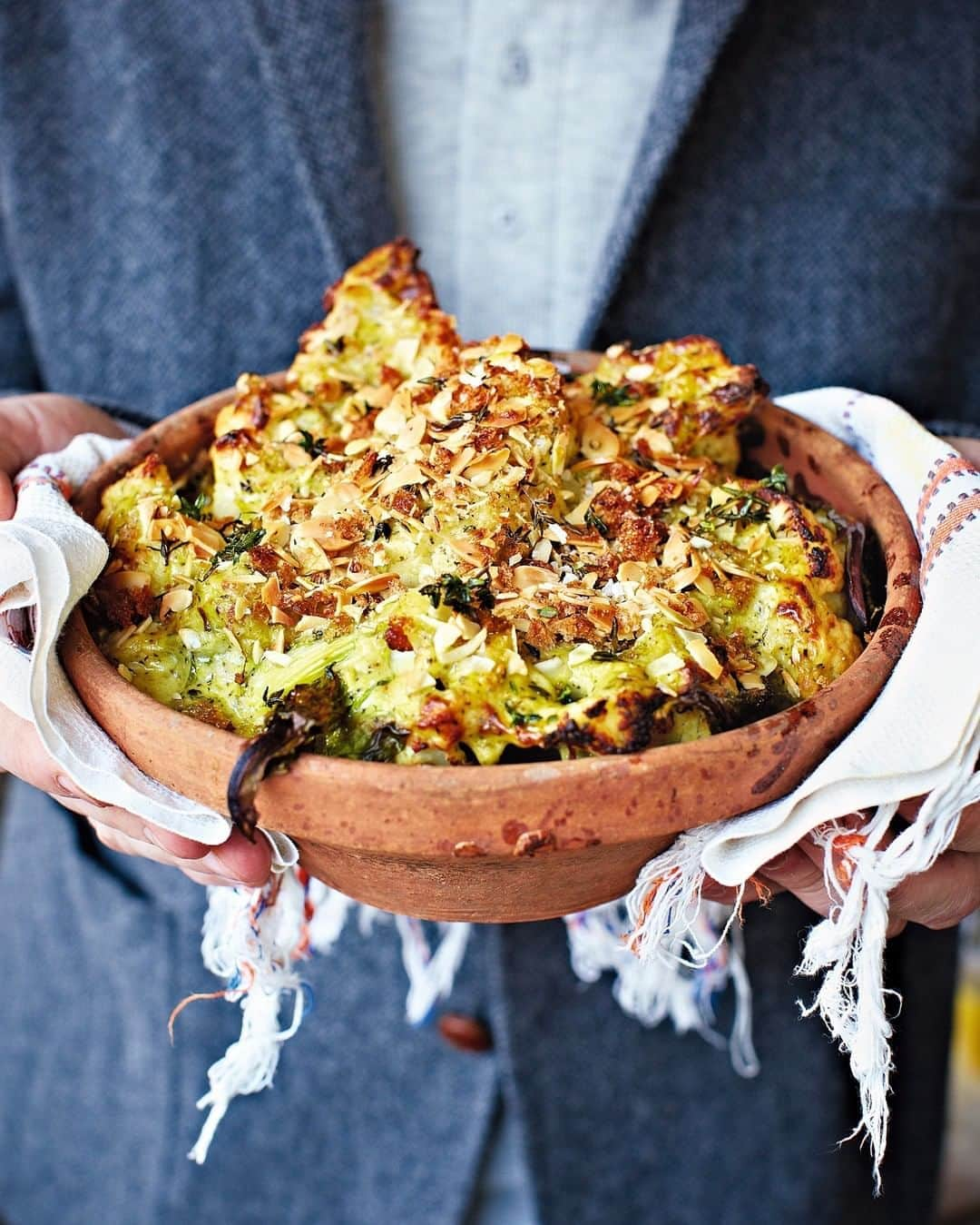 ジェイミー・オリヴァーさんのインスタグラム写真 - (ジェイミー・オリヴァーInstagram)「Loads of love for my cauliflower cheese pasta so I thought I'd share some other twists on your favourite cauli cheese. 1️⃣ My cauliflower cheese with creamy cheddar and broccoli sauce (yes, really!) 2️⃣ Cauliflower cheese pizza pie 3️⃣ Cauliflower cheese pasta Which do you wanna cook up first??  All the recipes over on my website to cook-up and enjoy #CauliflowerCheese」10月23日 0時56分 - jamieoliver