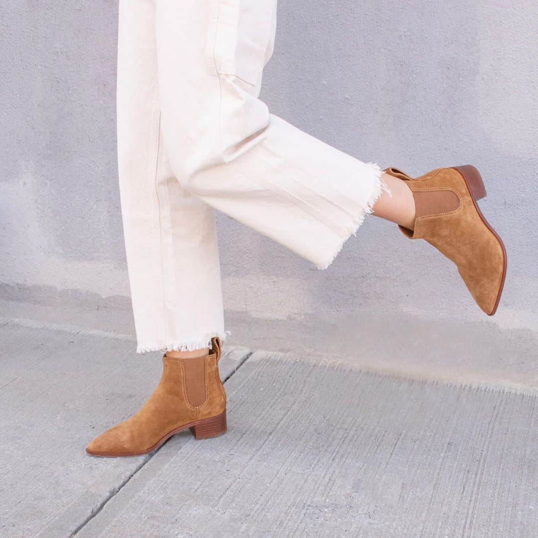 レフラーランドールのインスタグラム：「Booties that feel like fall: Nellie in cacao suede 💛」