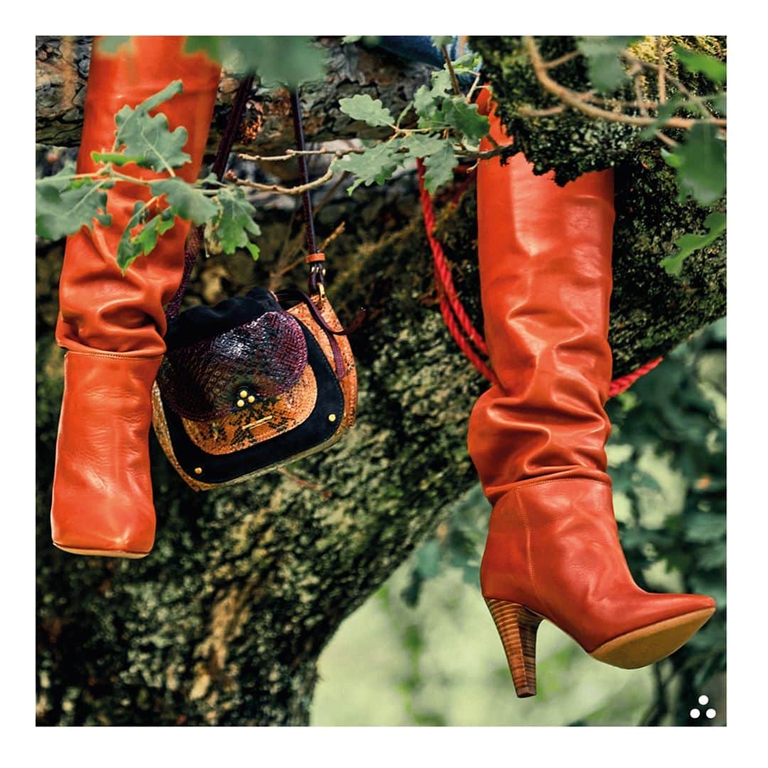 ジェロームドレイフュスのインスタグラム：「Boots that demand attention. #JeromeDreyfussSandie . . Art Direction & Photo @germainchauveau Style @claire_dhelens Model @hanajirickova #jeromedreyfuss #jeromedreyfusslino #minilino #jeromedreyfusssandie #sandie #rootsdeluxe #aw20」