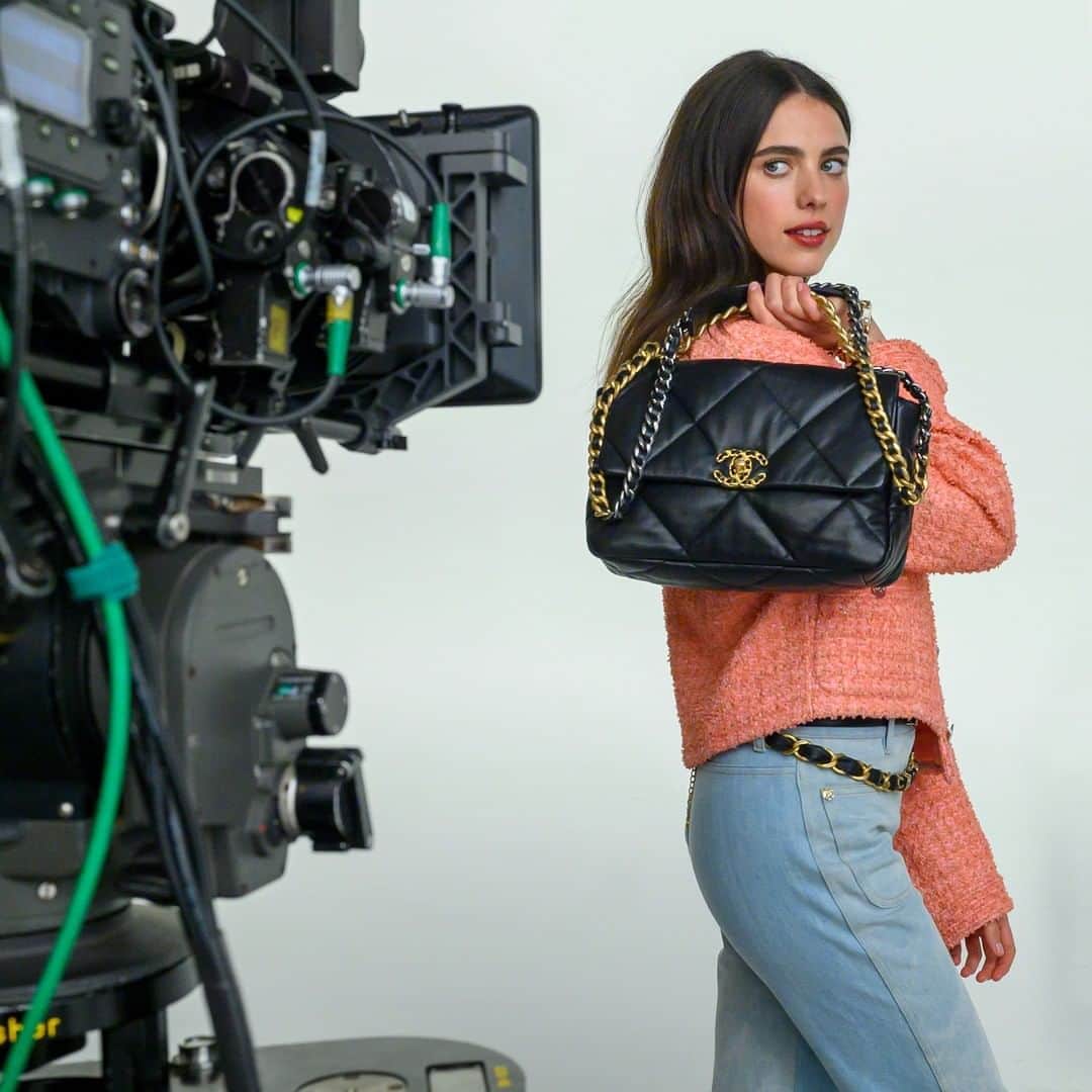 シャネルさんのインスタグラム写真 - (シャネルInstagram)「A look behind the scenes of the CHANEL 19 bag campaign imagined by Sofia Coppola and photographed by Steven Meisel. Featuring Margaret Qualley and Taylor Russell.  #HandbagCHANEL19 #CHANEL @margaretqualley #MargaretQualley @tayrussell #TaylorRussell #RomanCoppola #SofiaCoppola #StevenMeisel」10月23日 1時00分 - chanelofficial