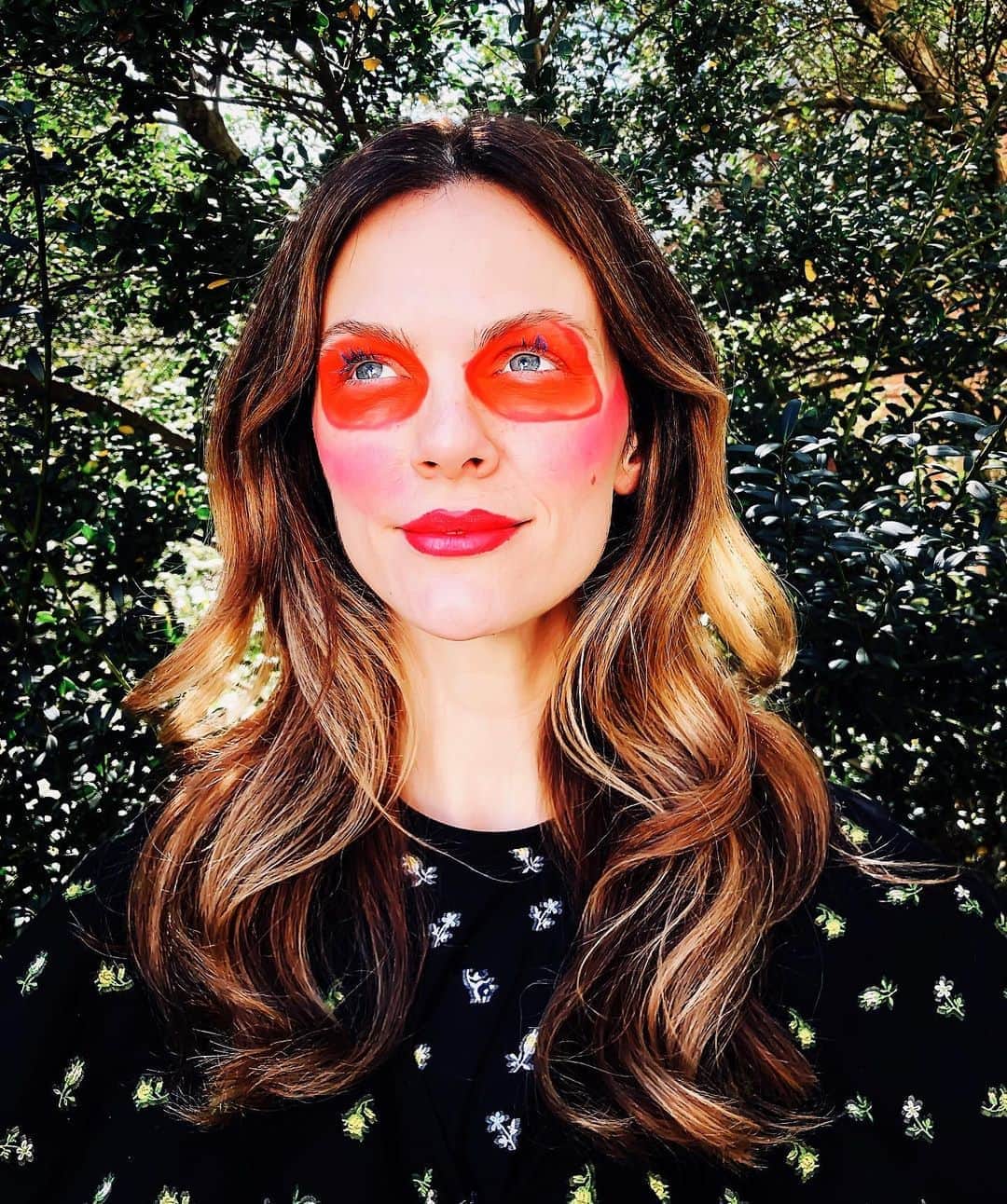 のインスタグラム：「The only person who could make a stye look cool: @farrisdoesfaces . Girls like Farris make me excited for the next generation. Thoughtful, wise, quirky humans for the win. ❤️」