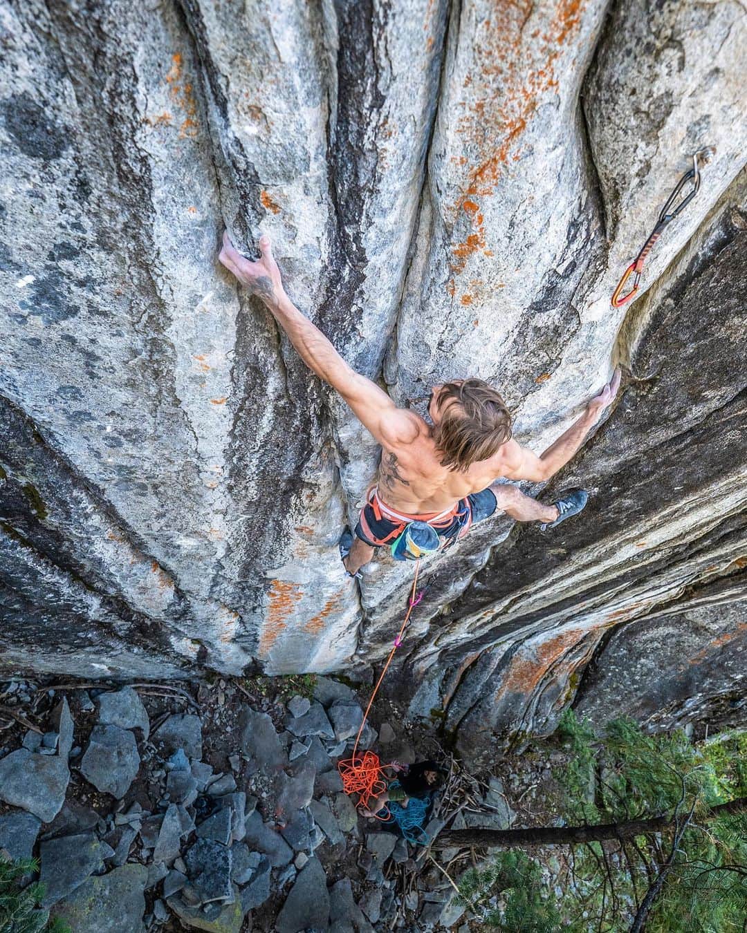 ダニエル・ウッズのインスタグラム：「“Empath” (15a/9a+)  Best in the world shit! Stoked to have made the 3rd asc. after @carlodenali and @jwebxl. Holds, rock, and moves are out of this world. Power resistance climbing at its finest. Was stressed all the way to the anchors. Shoutout to Jimmy for hiking like a madman all over Tahoe and finding this piece of art (and sharing it with us). Shoutout to Carlo for putting in the work to get it done first. Was awesome to share this experience with all time people.   Jimmy n I went back to back on the sends... crazy shit. Best believe there will be footy on @mellowclimbing comin soon! 🔥🔥🔥  Photos @neilson.ben」