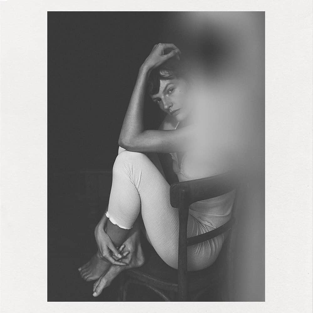 ZARAさんのインスタグラム写真 - (ZARAInstagram)「The female gaze. Lingerie collection Photographs by @annemariekevandrimmelen  Art direction @fabienbaron  Styled by @ludivinepoiblanc  Thank you @edita_vilkeviciute @s_blomqvist @karlyloyce   #zarawoman」10月23日 1時11分 - zara
