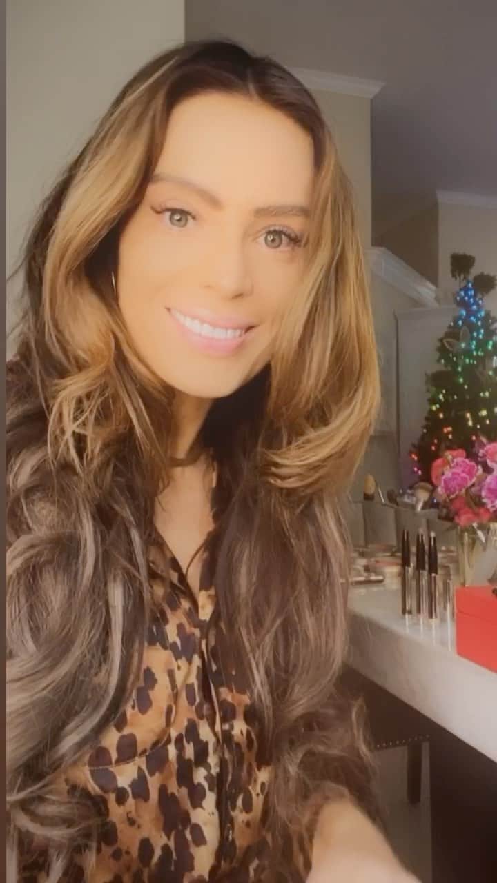 アンナ・ハウスのインスタグラム：「It’s a new day and so grateful to have this gift called life 🦋🦋 Sending a big time hello to you all!  Getting ready to do some tutorials but 1st @davidfordcollection for hand crafted Swarovski crystal 🐱 eye wear and Square crystal. Use code ✨ YOANNA for an exclusive discount」