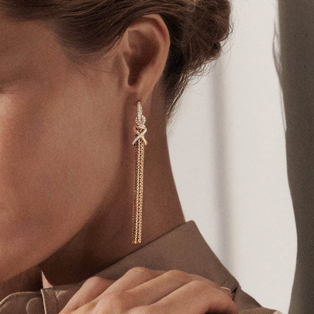 デビッドヤーマンのインスタグラム：「Effortlessly elegant. These Helena earrings beautifully wrap strands of Cable around fluid box chains. #DavidYurman」