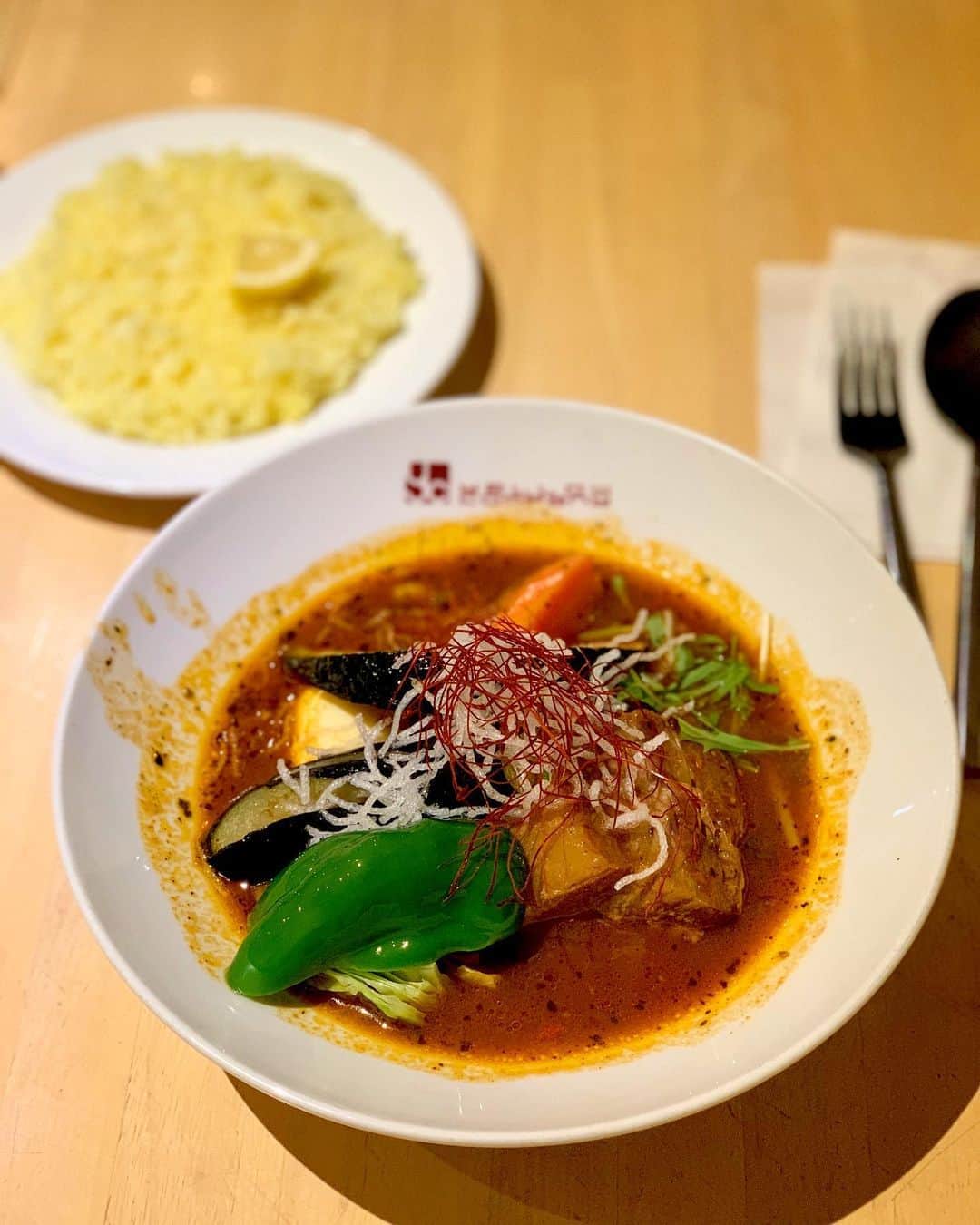 吉村優さんのインスタグラム写真 - (吉村優Instagram)「* 本日のAbema終わりランチ🍅 尾崎牛とトマトのすき焼き #ふるけん  ご飯がよく進むから お代わりしてしまった🍚 * ３枚目以降は 載せていなかったランチ達😘 * 先週のAbema終わりは スパイシーカレー🍛 #ヨゴロウ  ライス大盛りでも良かったよ〜😂 * 🍷試験終わりは豚カツ🐷 #大宝  もちろんキャベツお代わり🙋🏼‍♀️ * スープカレー #イエローカンパニー  角煮ベジタブル🌶大辛+卵追加 店員のお兄さんに 女性だと結構ボリュームありますよ〜 と言われたから 舞茸追加しなかったけど 余裕で食べられたよ〜🤦🏼‍♀️ * 講演会終わりの中華ランチ🥟 黒豚餃子🐽 #神田餃子屋本店  * 中途半端な遅めのお昼にお腹が空いて タイミングよく入れたお蕎麦屋さん #増田屋  * Abemaスタジオの向かい側辺りにある お蕎麦屋さんで、またまた天せいろ #蕎麦前山都  * 写真見てたらお腹減りますね💦 こんな時間に 食べ盛りの小学生みたいな投稿ですけど😅 明日もAbemaでニュース担当なので おやすみなさい〜😴 * #lunch #gourmet #すき焼き #カレー #とんかつ #蕎麦  #餃子 #スープカレー #スパイシーカレー #ランチ」10月23日 1時15分 - yuyoshimura87