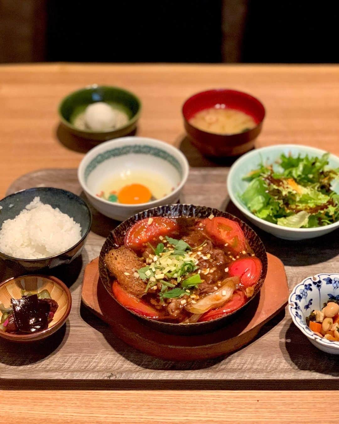 吉村優さんのインスタグラム写真 - (吉村優Instagram)「* 本日のAbema終わりランチ🍅 尾崎牛とトマトのすき焼き #ふるけん  ご飯がよく進むから お代わりしてしまった🍚 * ３枚目以降は 載せていなかったランチ達😘 * 先週のAbema終わりは スパイシーカレー🍛 #ヨゴロウ  ライス大盛りでも良かったよ〜😂 * 🍷試験終わりは豚カツ🐷 #大宝  もちろんキャベツお代わり🙋🏼‍♀️ * スープカレー #イエローカンパニー  角煮ベジタブル🌶大辛+卵追加 店員のお兄さんに 女性だと結構ボリュームありますよ〜 と言われたから 舞茸追加しなかったけど 余裕で食べられたよ〜🤦🏼‍♀️ * 講演会終わりの中華ランチ🥟 黒豚餃子🐽 #神田餃子屋本店  * 中途半端な遅めのお昼にお腹が空いて タイミングよく入れたお蕎麦屋さん #増田屋  * Abemaスタジオの向かい側辺りにある お蕎麦屋さんで、またまた天せいろ #蕎麦前山都  * 写真見てたらお腹減りますね💦 こんな時間に 食べ盛りの小学生みたいな投稿ですけど😅 明日もAbemaでニュース担当なので おやすみなさい〜😴 * #lunch #gourmet #すき焼き #カレー #とんかつ #蕎麦  #餃子 #スープカレー #スパイシーカレー #ランチ」10月23日 1時15分 - yuyoshimura87