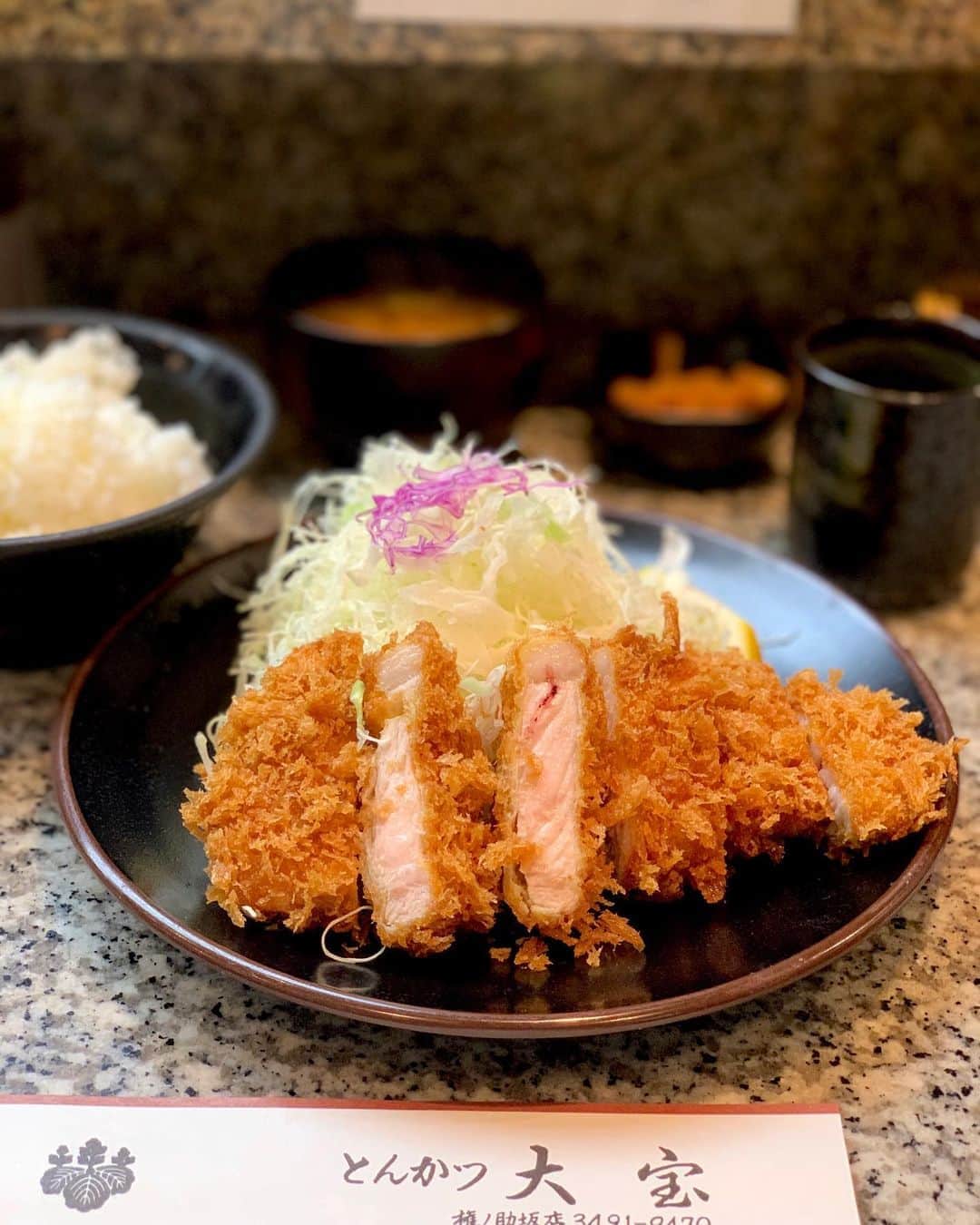 吉村優さんのインスタグラム写真 - (吉村優Instagram)「* 本日のAbema終わりランチ🍅 尾崎牛とトマトのすき焼き #ふるけん  ご飯がよく進むから お代わりしてしまった🍚 * ３枚目以降は 載せていなかったランチ達😘 * 先週のAbema終わりは スパイシーカレー🍛 #ヨゴロウ  ライス大盛りでも良かったよ〜😂 * 🍷試験終わりは豚カツ🐷 #大宝  もちろんキャベツお代わり🙋🏼‍♀️ * スープカレー #イエローカンパニー  角煮ベジタブル🌶大辛+卵追加 店員のお兄さんに 女性だと結構ボリュームありますよ〜 と言われたから 舞茸追加しなかったけど 余裕で食べられたよ〜🤦🏼‍♀️ * 講演会終わりの中華ランチ🥟 黒豚餃子🐽 #神田餃子屋本店  * 中途半端な遅めのお昼にお腹が空いて タイミングよく入れたお蕎麦屋さん #増田屋  * Abemaスタジオの向かい側辺りにある お蕎麦屋さんで、またまた天せいろ #蕎麦前山都  * 写真見てたらお腹減りますね💦 こんな時間に 食べ盛りの小学生みたいな投稿ですけど😅 明日もAbemaでニュース担当なので おやすみなさい〜😴 * #lunch #gourmet #すき焼き #カレー #とんかつ #蕎麦  #餃子 #スープカレー #スパイシーカレー #ランチ」10月23日 1時15分 - yuyoshimura87