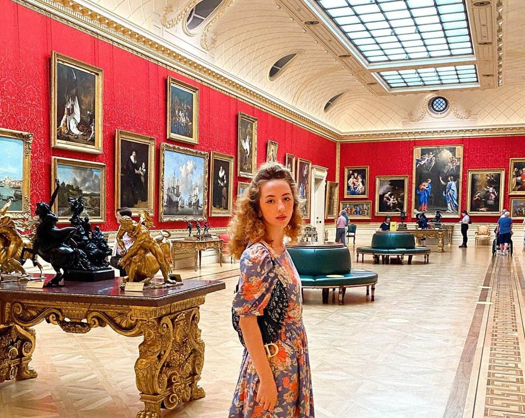 ベッキー・クルーエルのインスタグラム：「life & art 🖼 zoffany tribuna of the uffizi (1771) whilst I am at the wallace collection (2020)⁣ ⁣ #arthistory #18thcentury #londonartscene #uffizigallery #lifeimitatesart #londonartgallery #royalcollection #artimitateslife #londonartfair #wallacecollection #lifeimitatingart #zoffany #londonartcollector #londonartexhibition #1770s #johanjosephzoffany #thetribunaoftheuffizi」