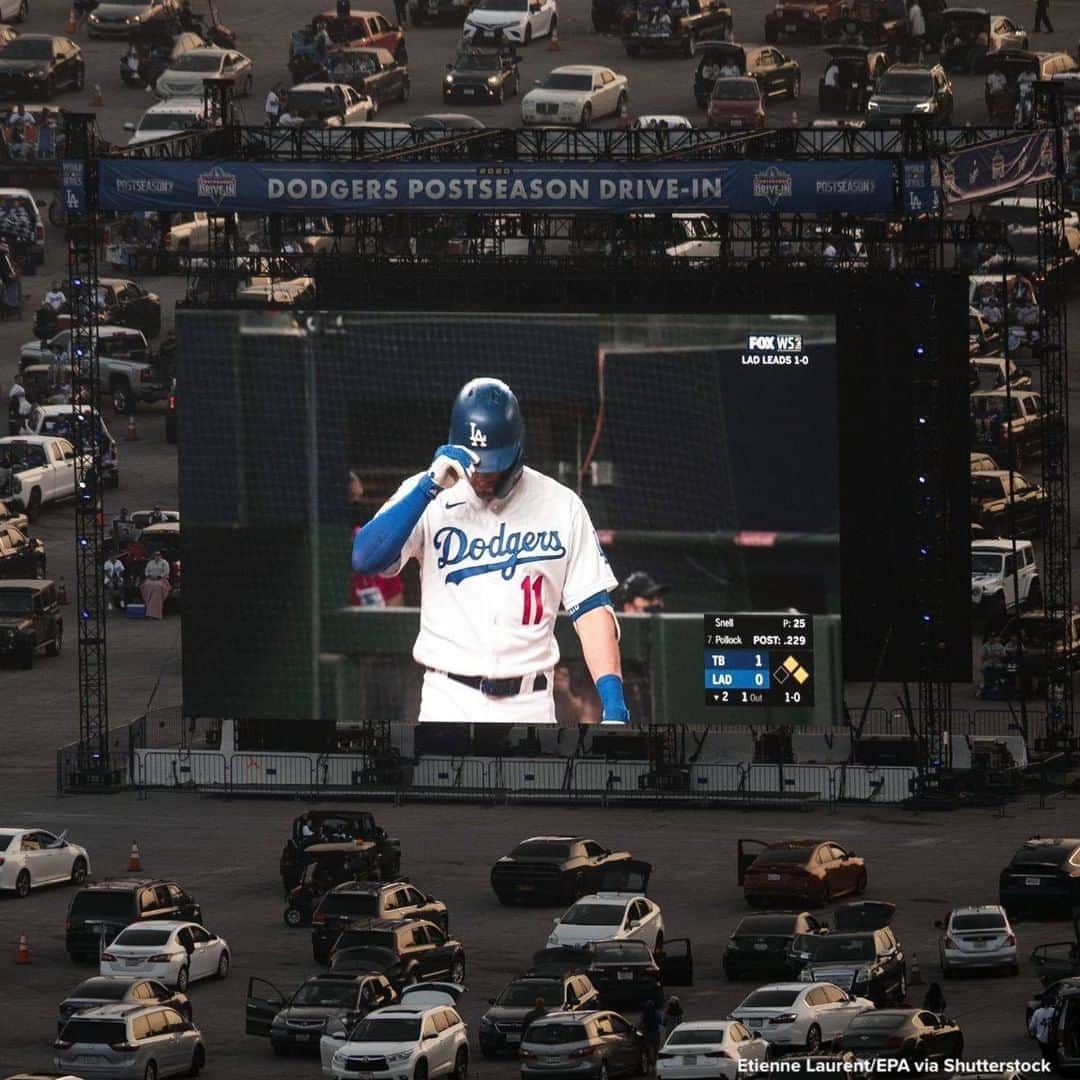 ABC Newsさんのインスタグラム写真 - (ABC NewsInstagram)「Los Angeles Dodgers’ fans watch game two of the World Series 2020 between the Tampa Bay Rays and Los Angeles Dodgers at a drive-in organized on the grounds of Dodger Stadium.」10月23日 1時17分 - abcnews