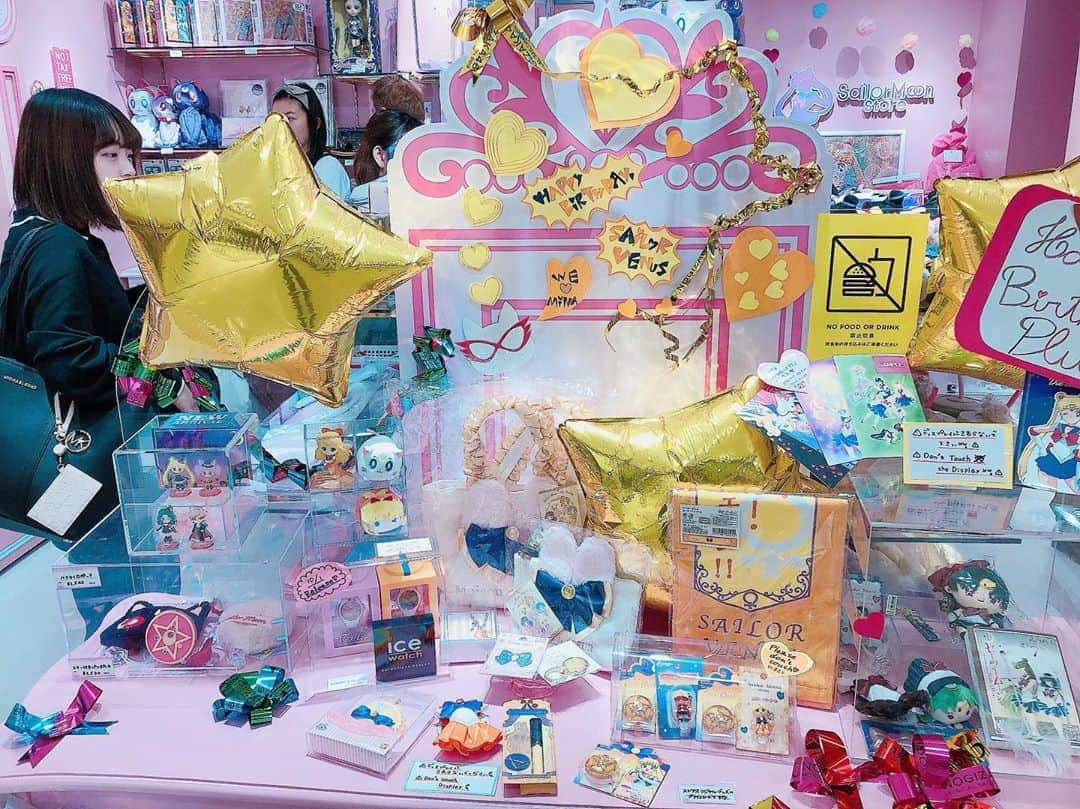 Sailor Moonさんのインスタグラム写真 - (Sailor MoonInstagram)「✨🌙 #tbt to last years Sailor Venus birthday display at @sailormoonsc ore_official! Hard to believe it’s already been a year! Happy birthday Sailor Venus! 🌙✨   #sailormoon #セーラームーン　#sailorvenus #travel #sailormoonstore #tokyo #japan」10月23日 1時19分 - sailormoon_sc