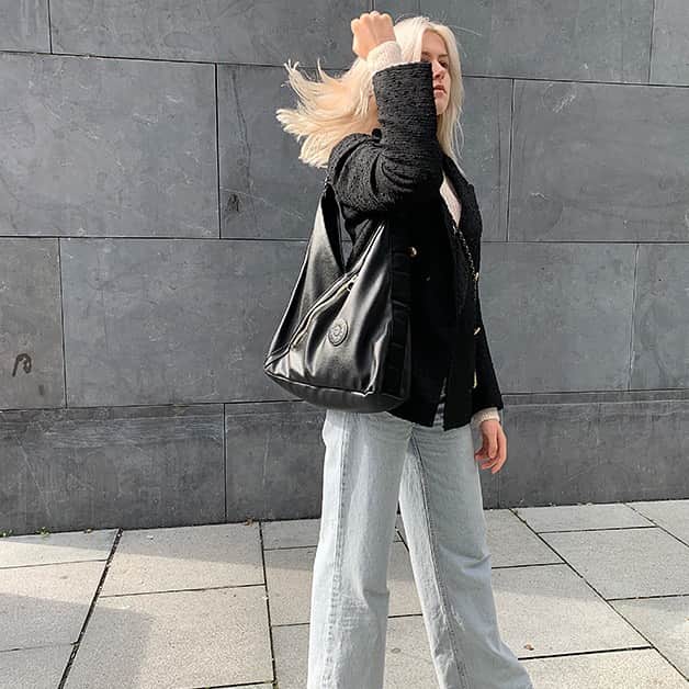 キプリングさんのインスタグラム写真 - (キプリングInstagram)「Dive into the details of our PU Olina bag 🕵️ Who would believe it actually isn't real leather? A responsible shoulder bag in a sleek, refined style 🌍🌱🖤 #LiveLight #PU」10月23日 1時29分 - kipling