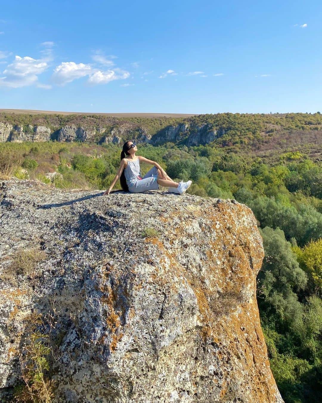 Laraのインスタグラム：「. . #Bulgaria✨ . 🇧🇬 . . ブルガリアでは YesとNoの リアクションが 普通と反対 . Yes の時は 首を横に振って Noの時に うなずくの .  . 　  . 実際に やってみたけど 不思議な感じ 常識が違う って楽しい😃 .  #思い出投稿」