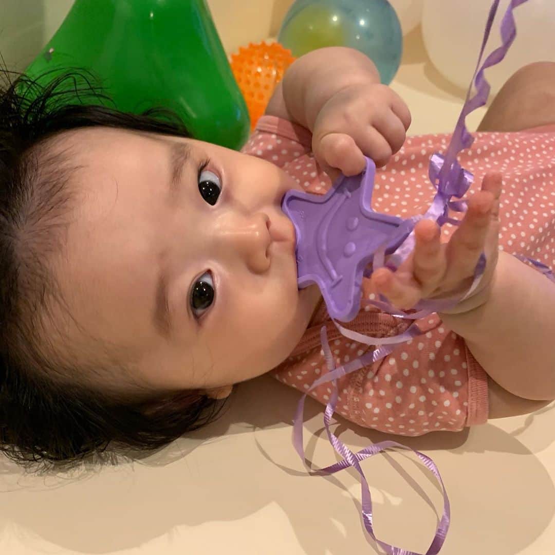 漆川由佳さんのインスタグラム写真 - (漆川由佳Instagram)「10月2日で6ヶ月になりました㊗️🎂💐✨これからも元気にすくすく成長出来ますように🙏🏻💕 当日は準備が悪くて遅くなってしまいグズグズに😱💦次の日の寝起きに撮ったら顔パンパン🤣💨眠そうだし😂バルーンは気に入ったみたいで良かった💗💗💗」10月23日 1時23分 - shitsukawayuka