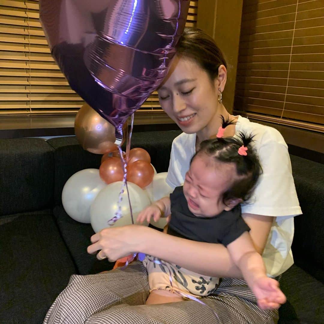 漆川由佳さんのインスタグラム写真 - (漆川由佳Instagram)「10月2日で6ヶ月になりました㊗️🎂💐✨これからも元気にすくすく成長出来ますように🙏🏻💕 当日は準備が悪くて遅くなってしまいグズグズに😱💦次の日の寝起きに撮ったら顔パンパン🤣💨眠そうだし😂バルーンは気に入ったみたいで良かった💗💗💗」10月23日 1時23分 - shitsukawayuka