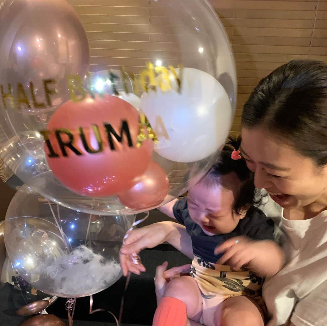 漆川由佳さんのインスタグラム写真 - (漆川由佳Instagram)「10月2日で6ヶ月になりました㊗️🎂💐✨これからも元気にすくすく成長出来ますように🙏🏻💕 当日は準備が悪くて遅くなってしまいグズグズに😱💦次の日の寝起きに撮ったら顔パンパン🤣💨眠そうだし😂バルーンは気に入ったみたいで良かった💗💗💗」10月23日 1時23分 - shitsukawayuka