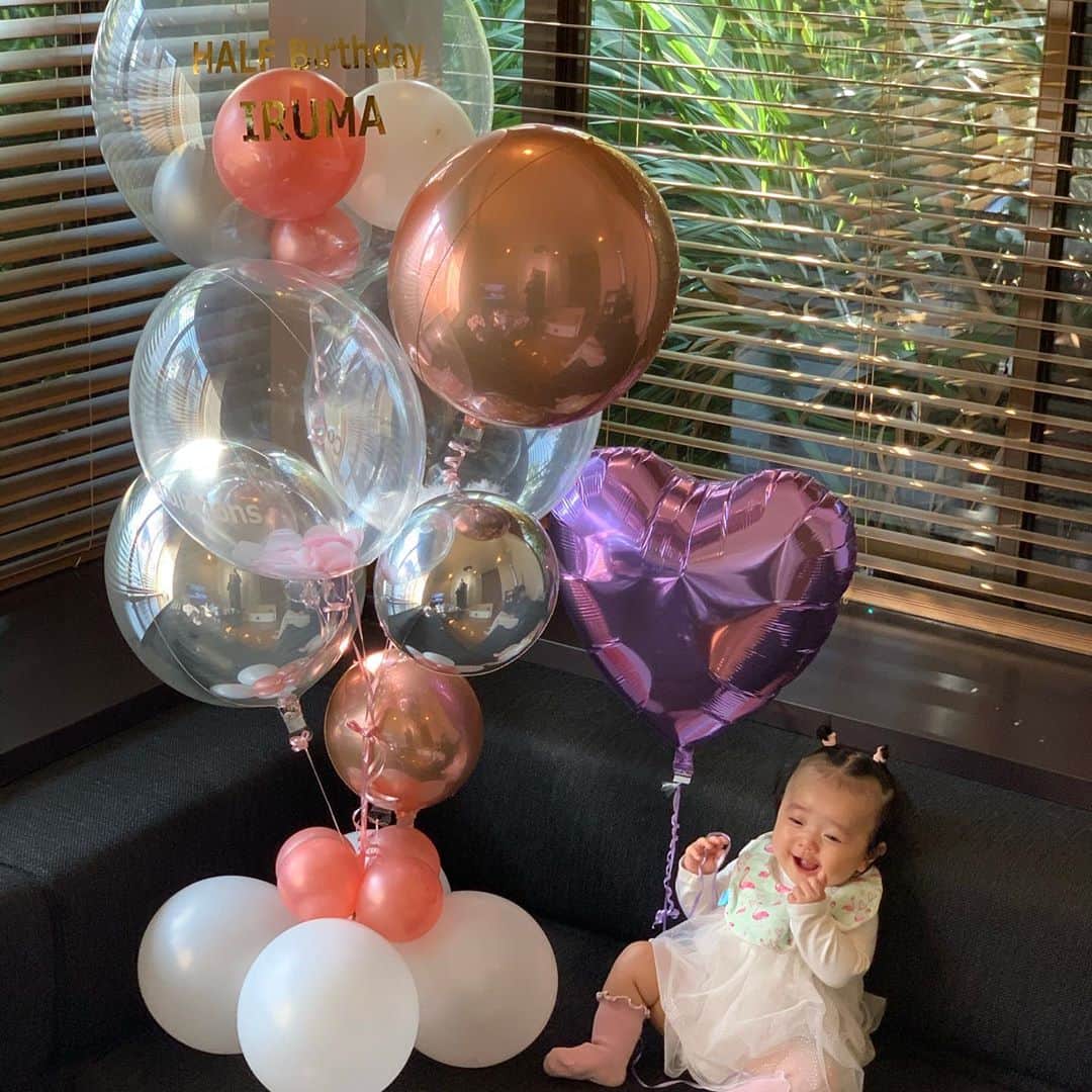 のインスタグラム：「10月2日で6ヶ月になりました㊗️🎂💐✨これからも元気にすくすく成長出来ますように🙏🏻💕 当日は準備が悪くて遅くなってしまいグズグズに😱💦次の日の寝起きに撮ったら顔パンパン🤣💨眠そうだし😂バルーンは気に入ったみたいで良かった💗💗💗」