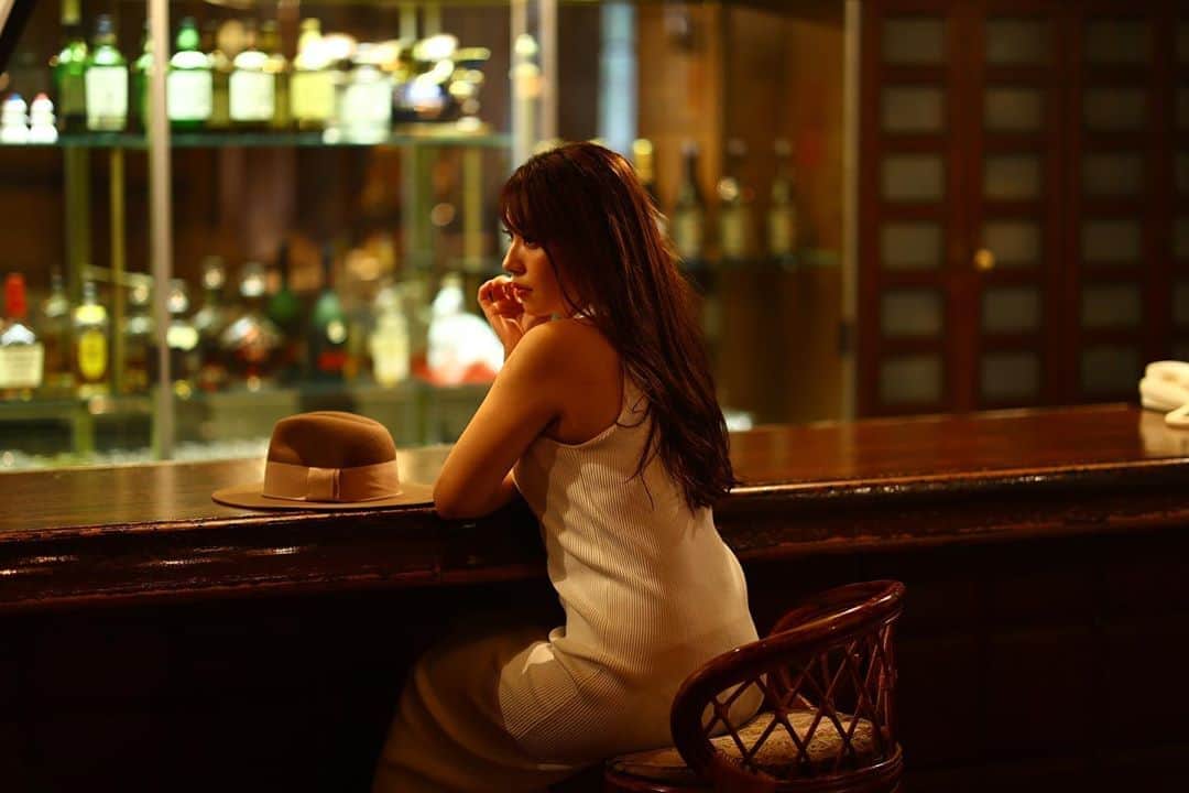 中村かなさんのインスタグラム写真 - (中村かなInstagram)「「あちらのお客様から🍸」 待ち ・ ・ 📸 @hamajima_japan  ♨️ @yunoshimakan.1931  💓 @kana_photo_session  ・ ・ ・ 東カレ@湯之島館 な写真が撮れた🤣🤣🤣 と感動した1枚🤣 ・ ・ ・ おやすみなしゃい🌜✨💫 ・ ・ ・ ・ #湯之島館  #あちらのお客様からです  #岐阜観光  #岐阜旅行  #岐阜県 #下呂温泉街  #gotoキャンペーン  #gotoトラベルキャンペーン  #かな企画撮影会 #撮影会  #女子旅　#タビジョ　 #レトロ　#レトロ建築  #下呂　#下呂温泉 #日本の風景 #日本の景色 #ビジョビ #温泉女子  #旅館　#温泉　#温泉旅館 #onsen #ryokan #hotsprings #tabi #tabijyo  #japanesestyle #japaneseart」10月23日 1時23分 - k777pime