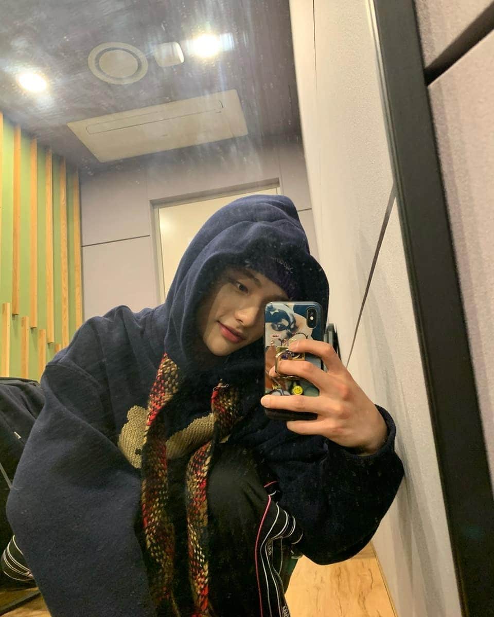Stray Kidsさんのインスタグラム写真 - (Stray KidsInstagram)「크리스마스야 언넝와 보고싶어😚 #straykids #Lovestay #나홀로집에 #보는중」10月23日 1時25分 - realstraykids