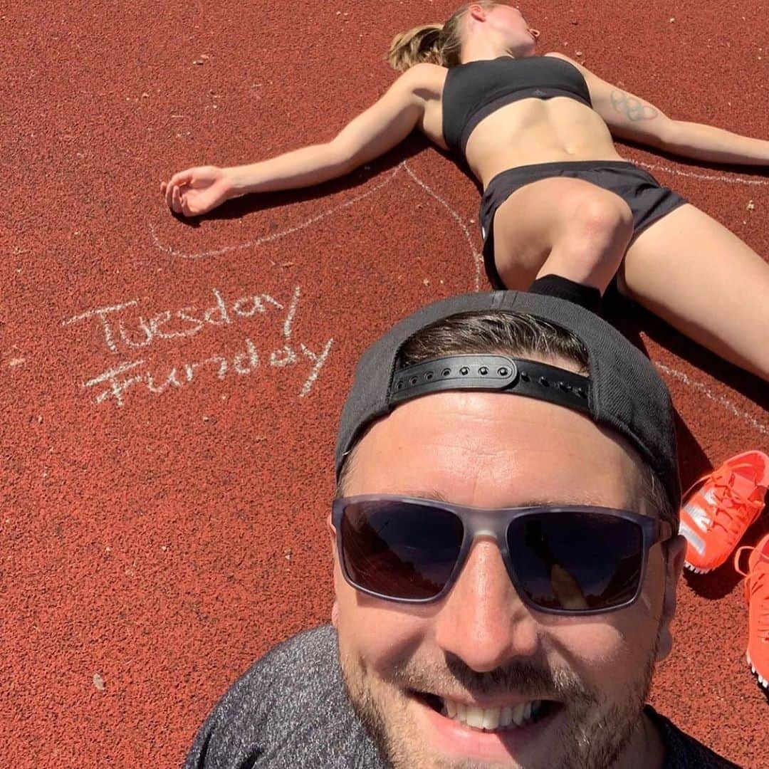 ジーナ・ルケンケムペルさんのインスタグラム写真 - (ジーナ・ルケンケムペルInstagram)「@vogstef appreciation post ♥️  Das Sportjahr 2020 war wahrlich kein leichtes! Generell ist und war 2020 für so ziemlich niemanden ein leichtes Jahr. Umso dankbarer bin ich einen so wundervollen Menschen wie @vogstef an meiner Seite zu wissen ☺️ dieser tolle Typ hat in diesem Jahr unzählige Stunden mit mir auf dem Sportplatz verbracht. Hat mich angefeuert bei meinen Tempoläufen, hat mich motiviert und hat mich wieder aufgebaut wenn ich am Boden war (und damit meine ich wirklich am Boden, da ging nämlich manchmal nichts mehr 😂). Wenn er konnte, hat er mein Training sogar mitgemacht, ja er hat sogar irgendwann neben mir im Startblock gesessen, man mag es kaum glauben 😅 Es tat unfassbar gut, nicht immer komplett alleine auf den Sportplatz zu gehen, auch wenn er nur dabei war um dumme Sprüche zu klopfen und am Ende, wenn ich tot auf der Bahn lag mit Kreide einen „Todes Engel“ um mich zu malen 😂 Ohne Stefan hätte ich dieses seltsame Jahr nicht so leicht durchstehen können. Danke Stefan ♥️ Am Montag geht offiziell das richtige Training wieder los. Nach wie vor getrennt von meiner Trainingsgruppe in Florida aber im Geiste leide ich mit ihnen (ich sterbe ja sogar schon ein paar Stunden früher 😂).  Wer hat euch denn dieses Jahr ein wenig leichter gemacht? 😊 _________________________ Foto: @jmimagecreation   #Sportlerdasein #teamlückenkemper #teamlueckenkemper #nieohnemeinteam」10月23日 1時28分 - ginalueckenkemper