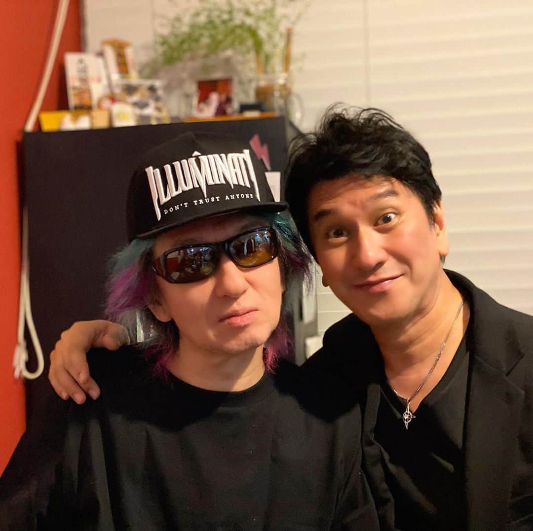 川崎麻世さんのインスタグラム写真 - (川崎麻世Instagram)「人気ロックバンドのBUCK-TICKの今井さんのバースデーに行って来た🎂美味しいワインを誕生日プレゼントに持って行ったが、皆んなで飲んじまったので、俺が持ってたサングラスをプレゼントした。 俺より似合ってたから喜んでくれた😎 最近鬼滅の刃にハマってるらしい。 俺も映画版観に行ったし面白かった😂 俺もハマってるみたいだか💦 今井さん最高‼️  #bucktick  #今井寿 #BUCK-TICK #BUCK-TICK今井 #今井さん誕生日 #バクチク #サングラスプレゼント #鬼滅の刃 #鬼滅の刃にはまってる  #川﨑麻世 #川崎麻世」10月23日 1時28分 - mayokawasaki