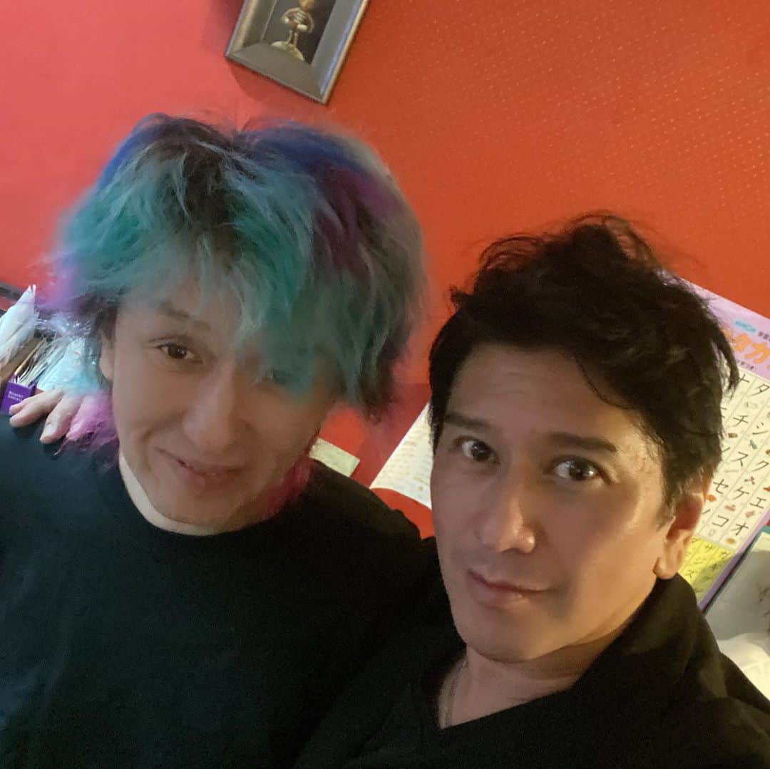川崎麻世さんのインスタグラム写真 - (川崎麻世Instagram)「人気ロックバンドのBUCK-TICKの今井さんのバースデーに行って来た🎂美味しいワインを誕生日プレゼントに持って行ったが、皆んなで飲んじまったので、俺が持ってたサングラスをプレゼントした。 俺より似合ってたから喜んでくれた😎 最近鬼滅の刃にハマってるらしい。 俺も映画版観に行ったし面白かった😂 俺もハマってるみたいだか💦 今井さん最高‼️  #bucktick  #今井寿 #BUCK-TICK #BUCK-TICK今井 #今井さん誕生日 #バクチク #サングラスプレゼント #鬼滅の刃 #鬼滅の刃にはまってる  #川﨑麻世 #川崎麻世」10月23日 1時28分 - mayokawasaki