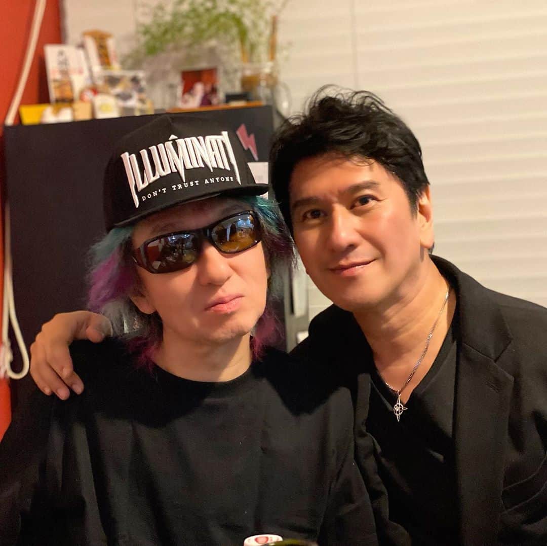 川崎麻世さんのインスタグラム写真 - (川崎麻世Instagram)「人気ロックバンドのBUCK-TICKの今井さんのバースデーに行って来た🎂美味しいワインを誕生日プレゼントに持って行ったが、皆んなで飲んじまったので、俺が持ってたサングラスをプレゼントした。 俺より似合ってたから喜んでくれた😎 最近鬼滅の刃にハマってるらしい。 俺も映画版観に行ったし面白かった😂 俺もハマってるみたいだか💦 今井さん最高‼️  #bucktick  #今井寿 #BUCK-TICK #BUCK-TICK今井 #今井さん誕生日 #バクチク #サングラスプレゼント #鬼滅の刃 #鬼滅の刃にはまってる  #川﨑麻世 #川崎麻世」10月23日 1時28分 - mayokawasaki