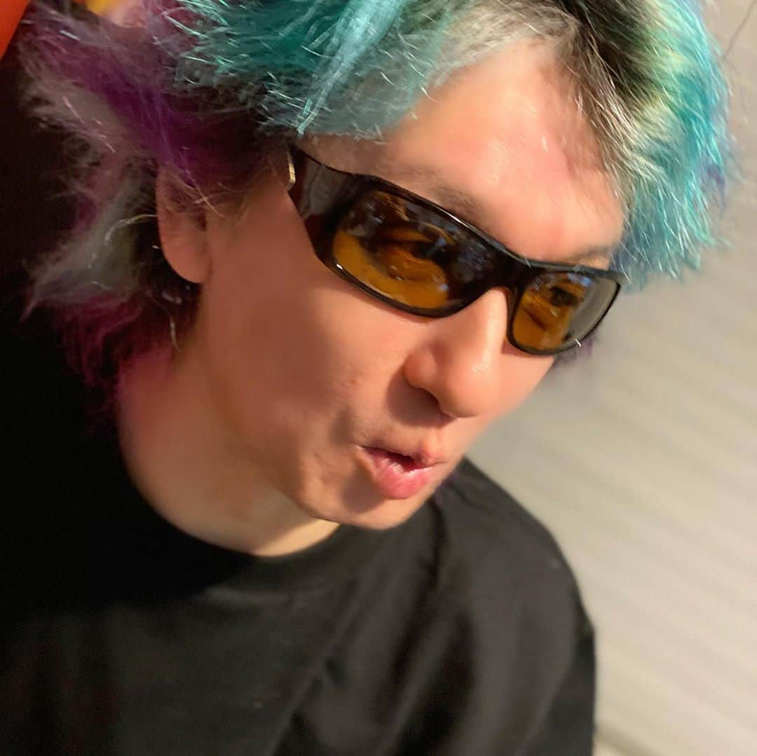 川崎麻世さんのインスタグラム写真 - (川崎麻世Instagram)「人気ロックバンドのBUCK-TICKの今井さんのバースデーに行って来た🎂美味しいワインを誕生日プレゼントに持って行ったが、皆んなで飲んじまったので、俺が持ってたサングラスをプレゼントした。 俺より似合ってたから喜んでくれた😎 最近鬼滅の刃にハマってるらしい。 俺も映画版観に行ったし面白かった😂 俺もハマってるみたいだか💦 今井さん最高‼️  #bucktick  #今井寿 #BUCK-TICK #BUCK-TICK今井 #今井さん誕生日 #バクチク #サングラスプレゼント #鬼滅の刃 #鬼滅の刃にはまってる  #川﨑麻世 #川崎麻世」10月23日 1時28分 - mayokawasaki