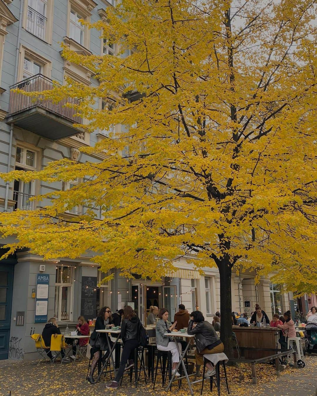 FashionMuggingのインスタグラム：「Berlin is getting golden #autumn #PrenzlauerBerg #mycity」