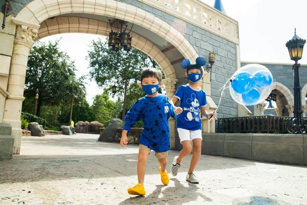 ミッキーマウスさんのインスタグラム写真 - (ミッキーマウスInstagram)「Recognize the life-changing power of a wish and 40 years of @disney and @makeawishamerica with the latest color collection, #WishesComeTrueBlueavailable now at Disney Parks around the world, the Disney store and online @shopdisney!」10月23日 1時31分 - mickeymouse