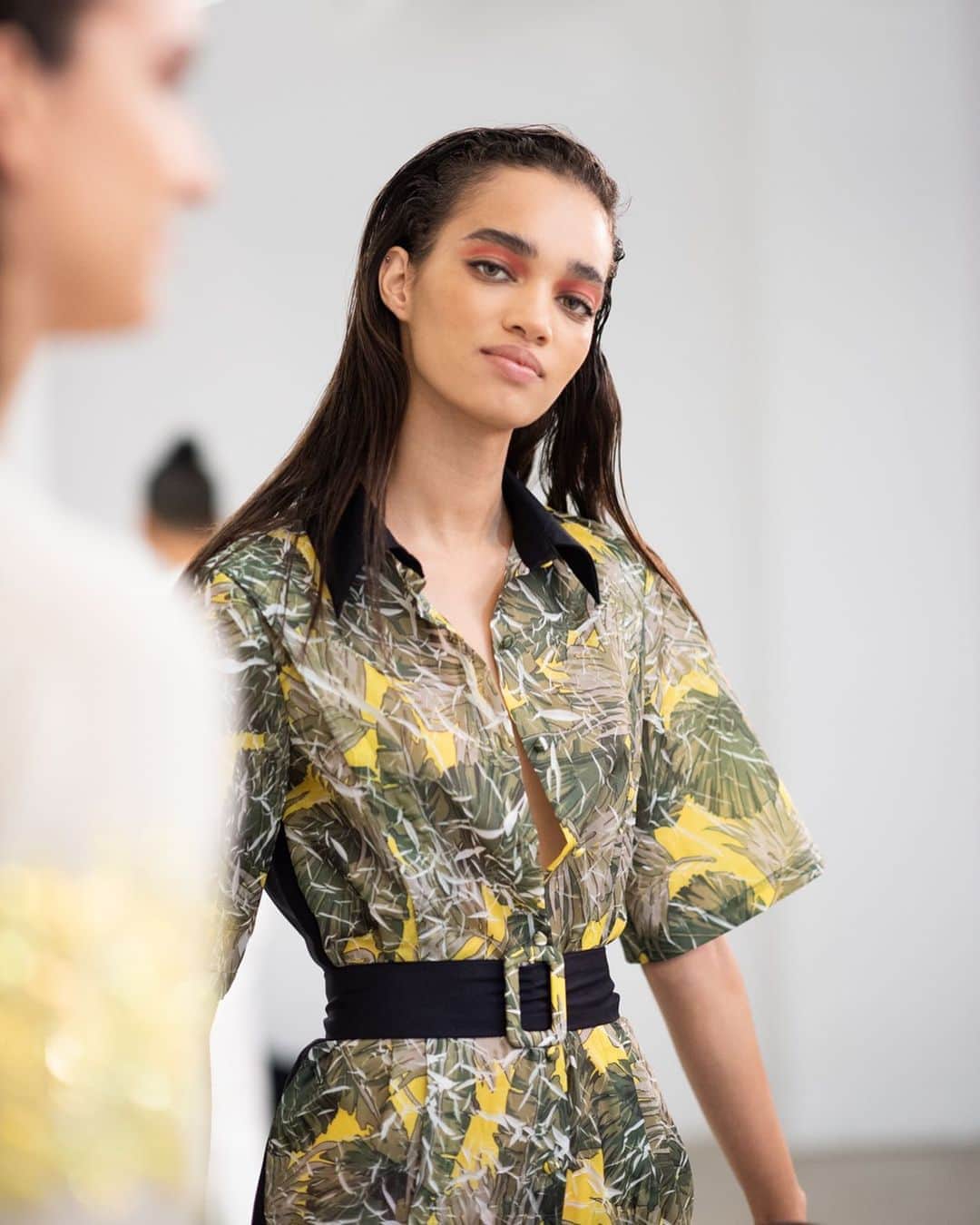 のインスタグラム：「Fresh Foliage: Hand tailored palm print shirtdress from the Pre-Fall 2020 collection, top to shop similar styles available now on PrabalGurung.com  📸 by @joannatotolici」