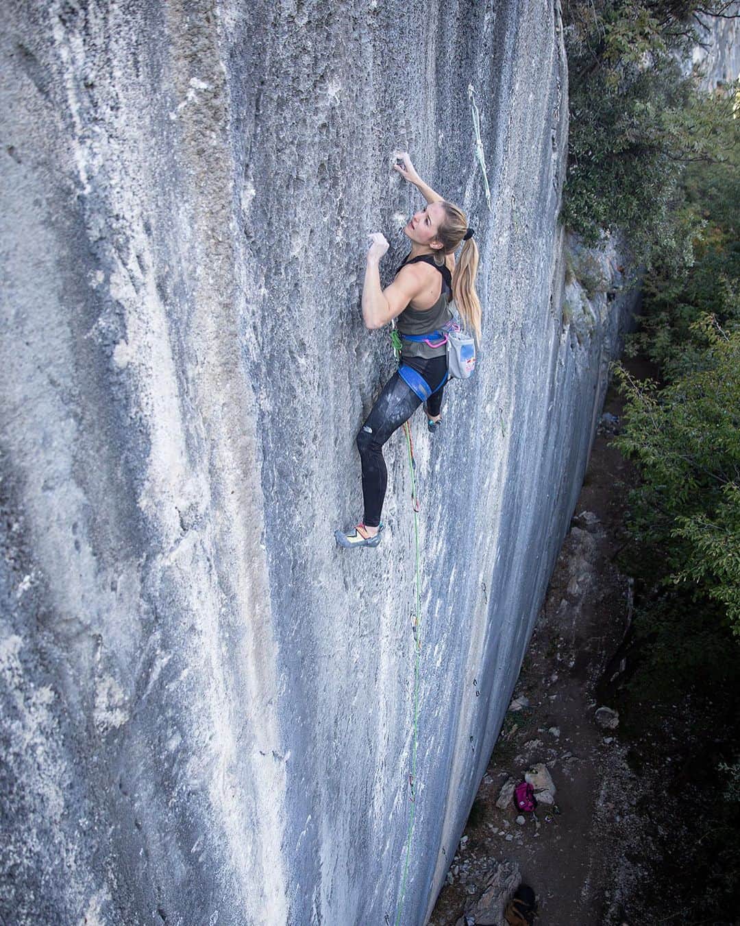 ジェシカ・ピルツのインスタグラム：「Back home from 10 great days of rock climbing in Arco 🙌 Climbed some pretty cool lines and explored few areas I haven’t been before. One of my favorite crags is Narango, where I could send "Cinque Uve" 8c in my 3rd try.  Pics taken by @wilhelmheiko of "Terra Piatta" 8b+/8c in Monte Colt.  #rockclimbing #arco #italy #goodtimes @redbull @thenorthface @scarpaspa @sporthilfe.at @sportlandnoe @heeressportzentrum @compex.austria @austriaclimbing」