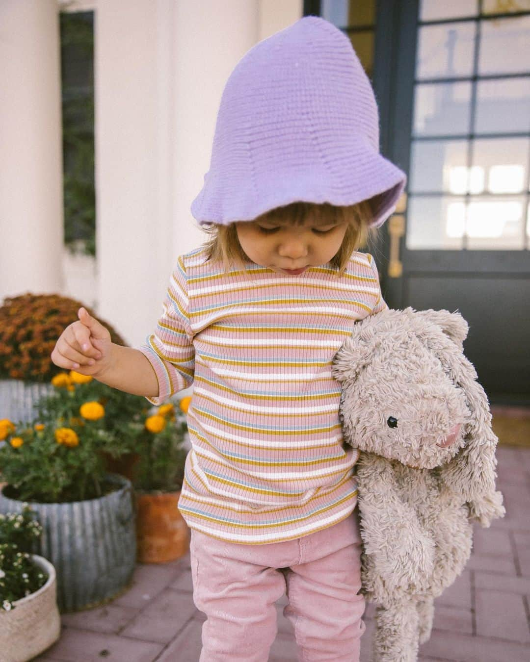 Amber Fillerup Clarkさんのインスタグラム写真 - (Amber Fillerup ClarkInstagram)「The way she looks at her pup 🥺 she absolutely adores him! You guys he is also 8 years old what the heck it makes me sad that he is getting old, he even has grey hair which is so cute. I gave Frank a little haircut today and she was so happy to be able to see again 😆 we tried growing them out but it was always in her eyes! Loving the little bob and bangs 🥰」10月23日 1時32分 - amberfillerup