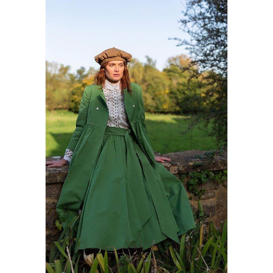 キャベジズ&ローゼズのインスタグラム：「Making a statement with the New Mary shirt in Bloom print (designed by us and printed in the U.K.) @christina_strutt @scottlongjphoto @vcjobb #cabbagesandroses #perfectgreen #green #floral #cabbagesandrosesfashion #cabbagesandrosesfabric #silk #bruton #somerset #autumn #cliftonmaybank #cliftonmaybankhouse」