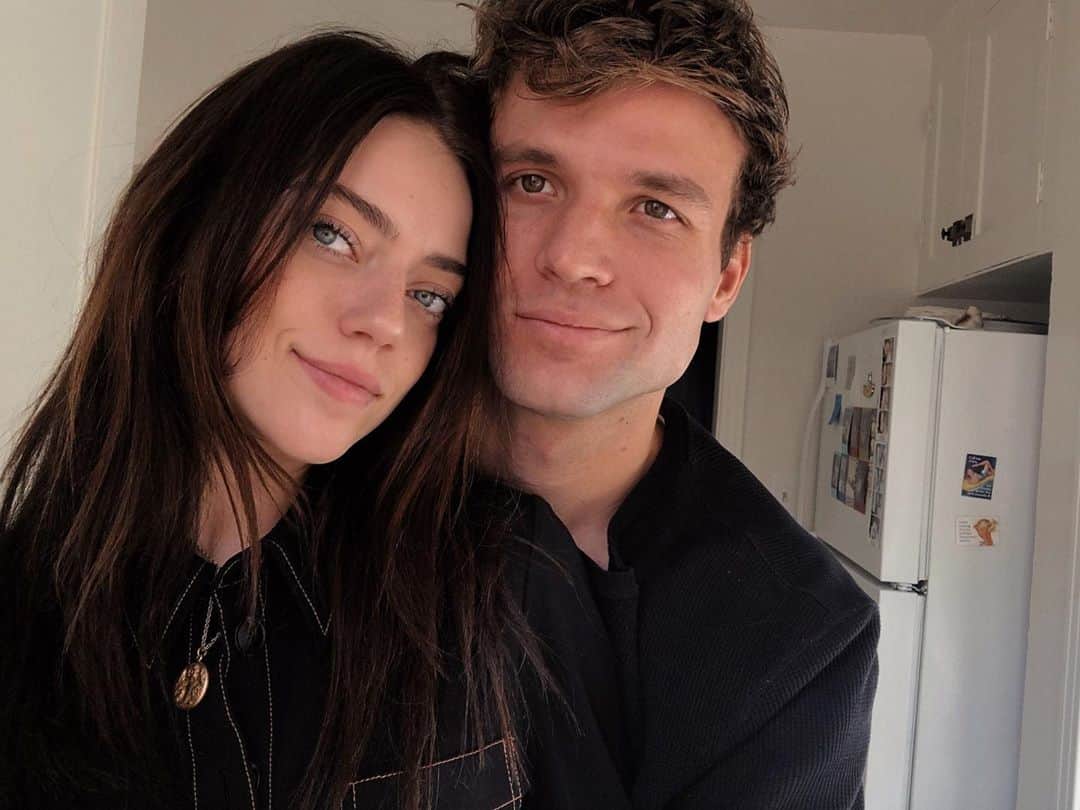 パイパー・アメリカ・スミスのインスタグラム：「HAPPY BIRTHDAY @quaid.holder Here are 27 of my favorite things about you: 1. Your lips 😘 2. How you like making people feel uncomfortable and awkward 🤡 3. Every version of your laugh 💛 4. How much popcorn you can eat in one sitting 🍿🍿🍿🍿 5. How you love traveling and experiencing things 🚀 6. The fact that you asked me to be your wife 😭 7. Your testimony of The Gospel of Jesus Christ 💒 8. Your brown puppy dog eyes 🐶 9. How much you love music / how important it is to you 🎼 10. How you can’t have pointy or sharp things near your eyes 🔪📌✏️ 11. The way you move your mouth when you’re focusing really hard on something 🥴 12. You’re chill ❄️ 13. Your sense of humor 😹 15. The way your support me and others 🤝 16. The way your prioritize your life ⚖️  17. When you say “Oi, you know what I just thought of?!” 💡 18. Your confidence ✨ 19. How private you are 🗝 20. The mole on your face 🍫 21. Your accent and how you say things 🤪 22. The skits you come up with 🎭 23. How intelligent you are 💵 24. Your love for researching 📈 25. You’re always authentic 🔥 26. Your love for the ocean and the sun 🌞🌊 27. How pure you are 🧸」