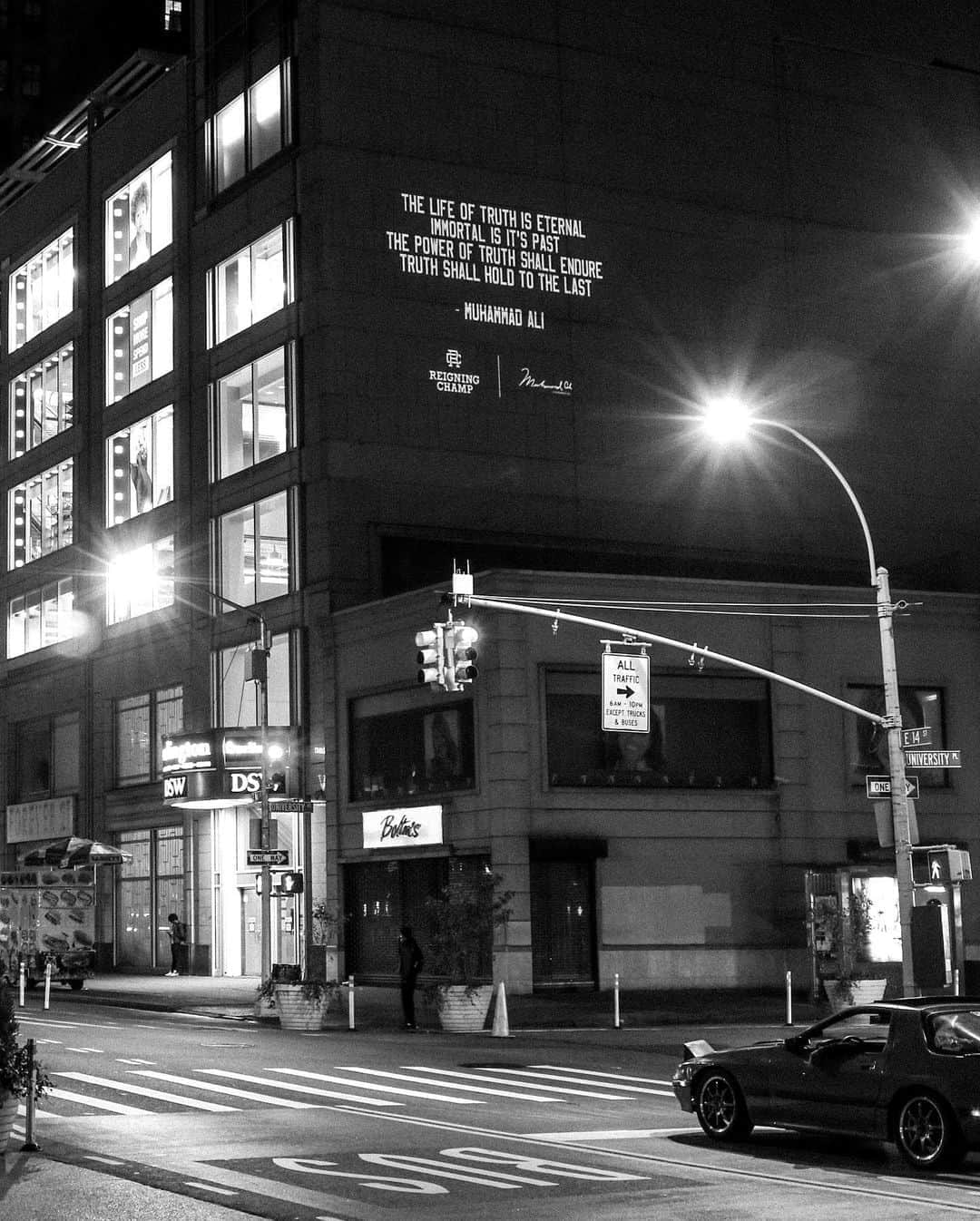 レイニングチャンプさんのインスタグラム写真 - (レイニングチャンプInstagram)「Taking it to the streets. ⁣ ⁣ New York City, right now. ⁣ ⁣ The mind of truth is clear.⁣ ⁣ #muhammadali」10月23日 1時37分 - reigningchamp