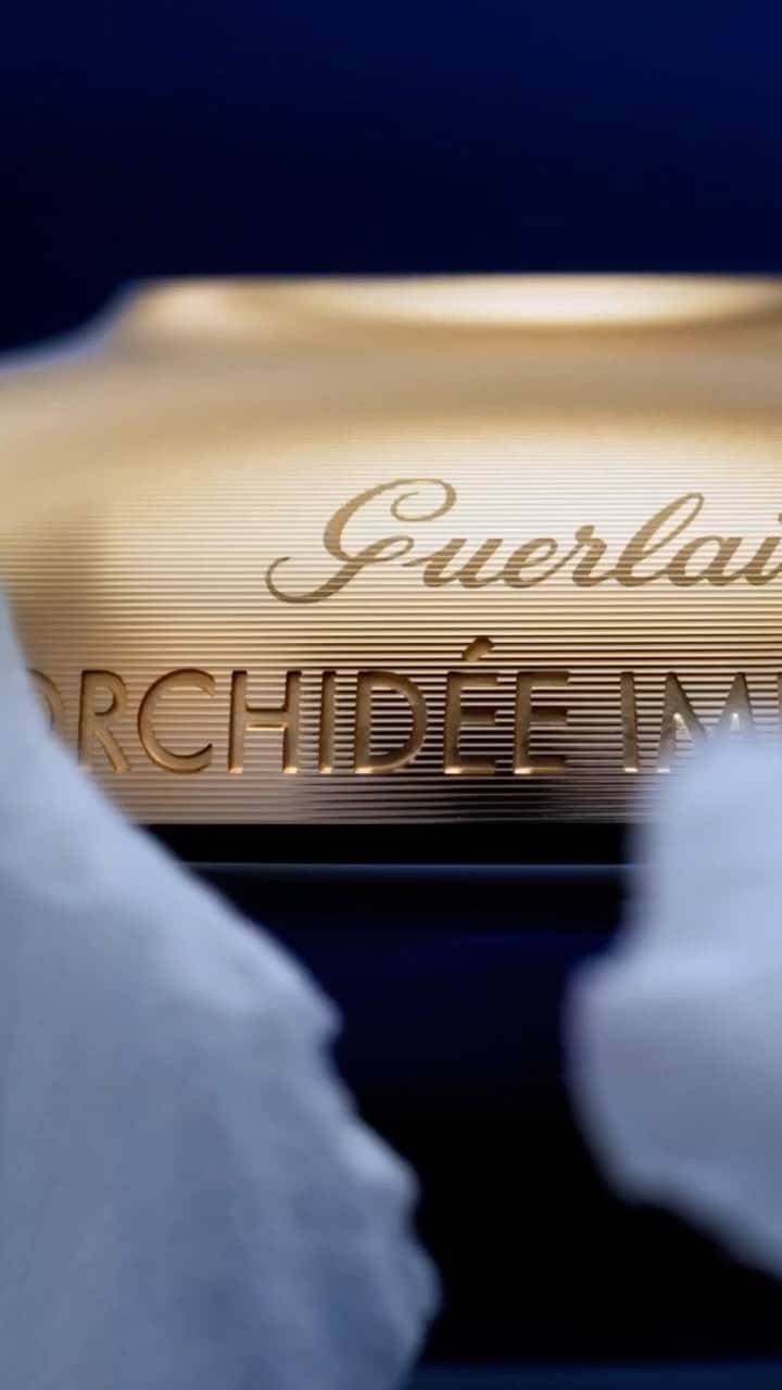 のインスタグラム：「The power of the orchid, a new breath of youth for the skin.  Drawing on the latest discoveries in skin longevity, orchid and nasturtium extract stimulate cell respiration, boosting skin's energy. Finely milled diamond powder diffuses in all directions, evoking the diamond’s “facetted” appearance. The result: an instant effect on the skin’s radiance, inspired by the regenerative powers of the queen of the plant kingdom.  #Guerlain #GuerlainSkincare #OrchideeImperiale #AntiAge #Orchids」