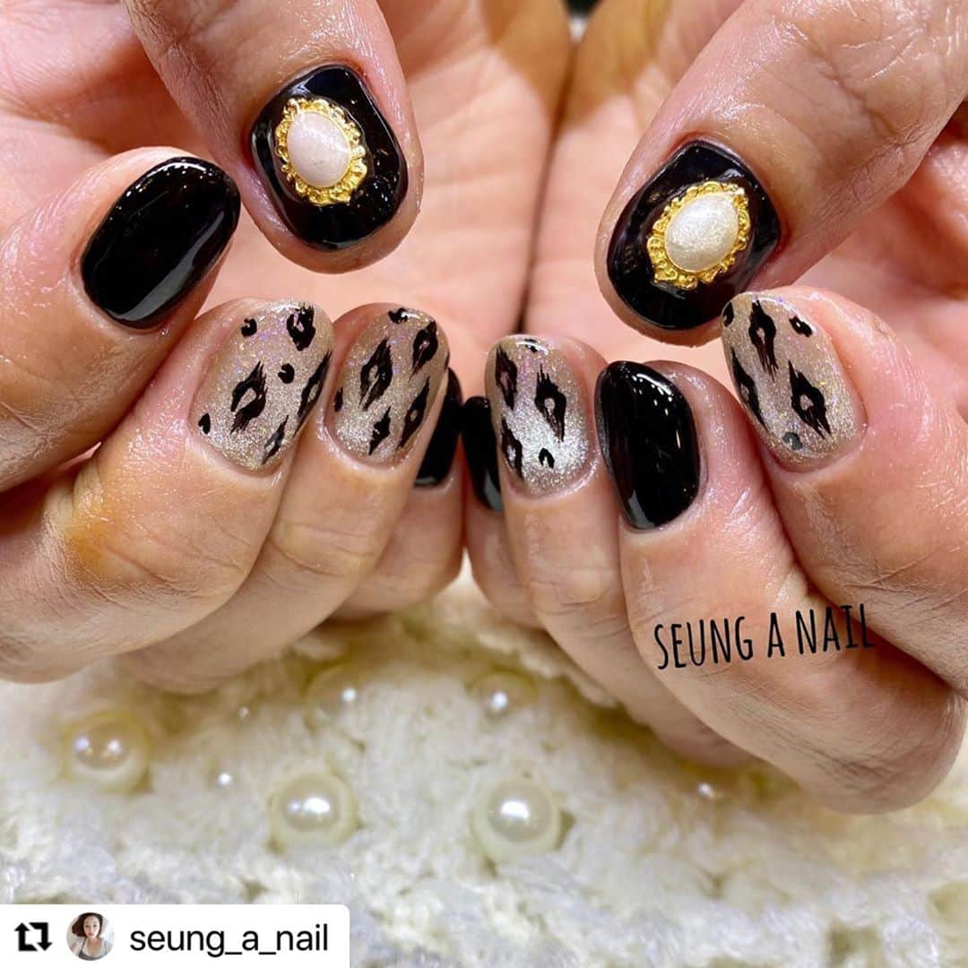 Icegel Nailさんのインスタグラム写真 - (Icegel NailInstagram)「역시 #호피네일 베이스컬러는 갓광네일이 답이죠!  #Repost @seung_a_nail with @make_repost ・・・ ⠀ ⠀ ⠀ ⠀ ⠀ ⠀ ⠀ ⠀ ⠀ ⠀ ⠀ ⠀ ⠀ ⠀ ⠀ 💙10월 이달의네일 입니다💙 ₩69.000(회원가)  컬러 블랙으로 초이스하시고 골드빛 감도는 #갓광네일 no.1163로 해드렸는데 너무너무 이쁘네요~~🖤 엄지파츠 변경하심. 블랙컬러랑 찰떡입니다 😎🖤  #아이스젤#icegel#갓광네일#블론디젤#클레오파트라젤 @icegelnail  ⠀ ⠀ ⠀ ⠀ ⠀ ⠀ ⠀ ⠀ ⠀ ⠀ ⠀ ⠀ ⠀ 할인된 이벤트가격이며 아트시술 후  회원권구매하시면 #타샵젤제거비 -는  무료로 해드립니다  🧸#디자인사용시_출처_매너지켜주세요⠀  ⠀ ⠀ 👉@seung_a_nail ⠀ ⠀ ⠀ ⠀ ⠀⠀ ⠀ ⠀ ⠀ ⠀   ⠀ ⠀ ⠀ ⠀ ⠀ ⠀⠀ ⠀ ⠀ ⠀ ⠀ ⠀ ⠀ ⠀ ⠀ ⠀ ⠀ ⠀ ⠀ ⠀ ⠀ ⠀🧸승아네일 예약시 ⠀ ⠀ ⠀ ⠀ ⠀⠀ ⠀ ⠀ ⠀ ⠀ ⠀ ⠀ ⠀ ⠀ ⠀ ⠀⠀ ⠀ ⠀ •성함/연락처 •원하시는 날짜&시간 •📞카톡예약:seunganail⠀ ⠀ ⠀ ⠀ DM문의금지🚫 가격찔러보기 사절🚫  ⠀ ⠀ ⠀ ⠀ ⠀ ⠀ ⠀ ⠀ ⠀ ⠀ ⠀ ⠀ ⠀ ⠀ ⠀ ⠀ 👩‍🎨꼼꼼하게 시술해드리며 고퀄리티아트로 최선을 다하겠습니다!⠀ ⠀ ⠀ ⠀ ⠀ ⠀ ⠀ ⠀ ⠀ ⠀ ⠀ ⠀ ⠀⠀ ⠀ ⠀ ⠀ ➖➖➖➖♡➖➖➖➖♡➖➖➖⠀⠀⠀ ⠀ ⠀ ⠀ ⠀ ⠀ ⠀ ⠀ ⠀ ⠀ ⠀ ⠀ ⠀ ⠀⠀ ⠀ ⠀ ⠀ •모든 행사는 현금가이며 카드시 5천원추가 • #이달의아트& #이달의네일 행사 ⠀ ⠀ ⠀ ⠀ ⠀ ⠀ ⠀ ⠀ ⠀ ⠀ ⠀ ⠀ ⠀ ⠀ ⠀ ⠀ ⠀ ⠀ ⠀ ⠀ ⠀ ⠀ ⠀ ⠀ ⠀ ⠀ ⠀ ⠀ ⠀ ⠀」10月23日 1時40分 - icegelnail