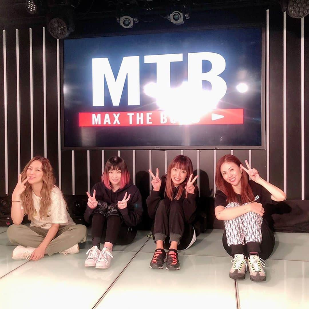 max―Reinaさんのインスタグラム写真 - (max―ReinaInstagram)「今日は会場ゲネでオールスタッフの皆さんと最終確認🎤✨﻿ ﻿ いつもの安心出来る顔馴染みのスタッフの皆さんと、本番が成功するように気持ちを１つにして来ました〜🤗💕﻿ ﻿ いよいよだよ👍‼️﻿ ﻿ 「MAX ONLINE LIVE “MAX THE BOMB”」﻿ ▼配信日時﻿ 10月24日(土)19:00～開演﻿ ※見逃し配信(アーカイブ)はございません。﻿ ﻿ ▼券種/料金﻿ 一般/FCチケット：3,500円（税込）﻿ ※別途、システム手数料などがかかります。﻿ ﻿ ▼チケット販売期間﻿ 9月18日(金)18:00～10月24日（土）17:59まで﻿ ﻿ ▼チケット購入はこちらから▼﻿ https://tixplus.jp/feature/max_201024/﻿ ﻿ #MAX﻿ #maxthebomb﻿ #配信LIVE﻿ #もうすぐ本番﻿ #安心出来るスタッフ﻿ #安心し過ぎて間違える﻿ #この空気感も伝えたい﻿ #優しいよ〜」10月23日 1時39分 - reina017max